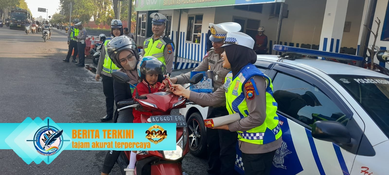 Operasi Patuh Semeru 2024, Polres Kediri Kota Beri Coklat Bagi Pengendara Tertib