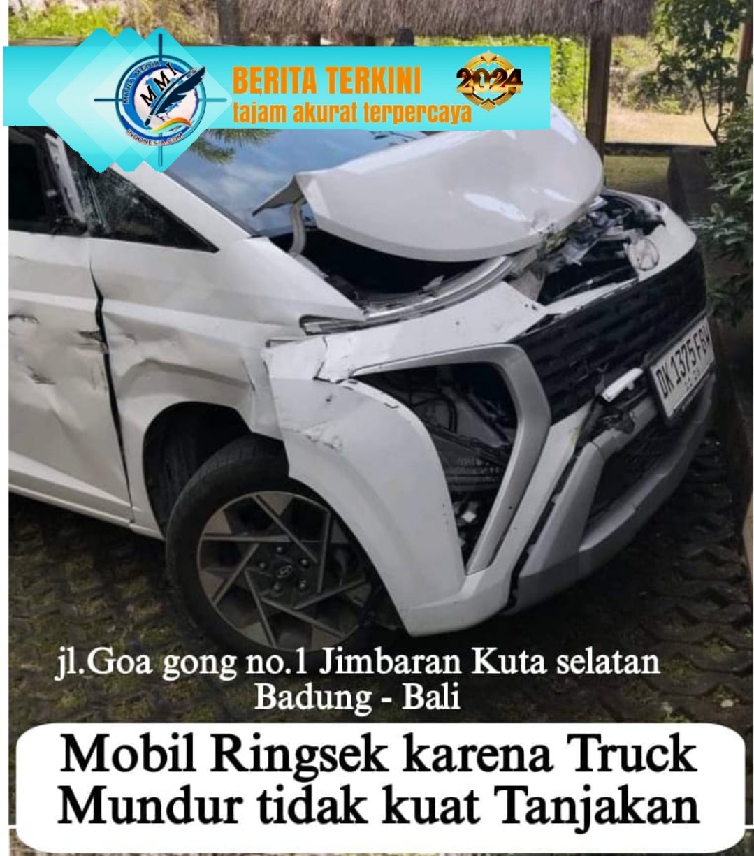 Sebuah Truck Mundur Saat Tanjakan Menabrak Mobil Putih Hingga Ringsek