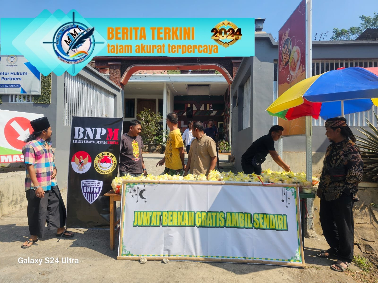 Jumat Berkah Barisan Nasional Pemuda Madura(BNPM) Bagi Bagi Nasi kotak