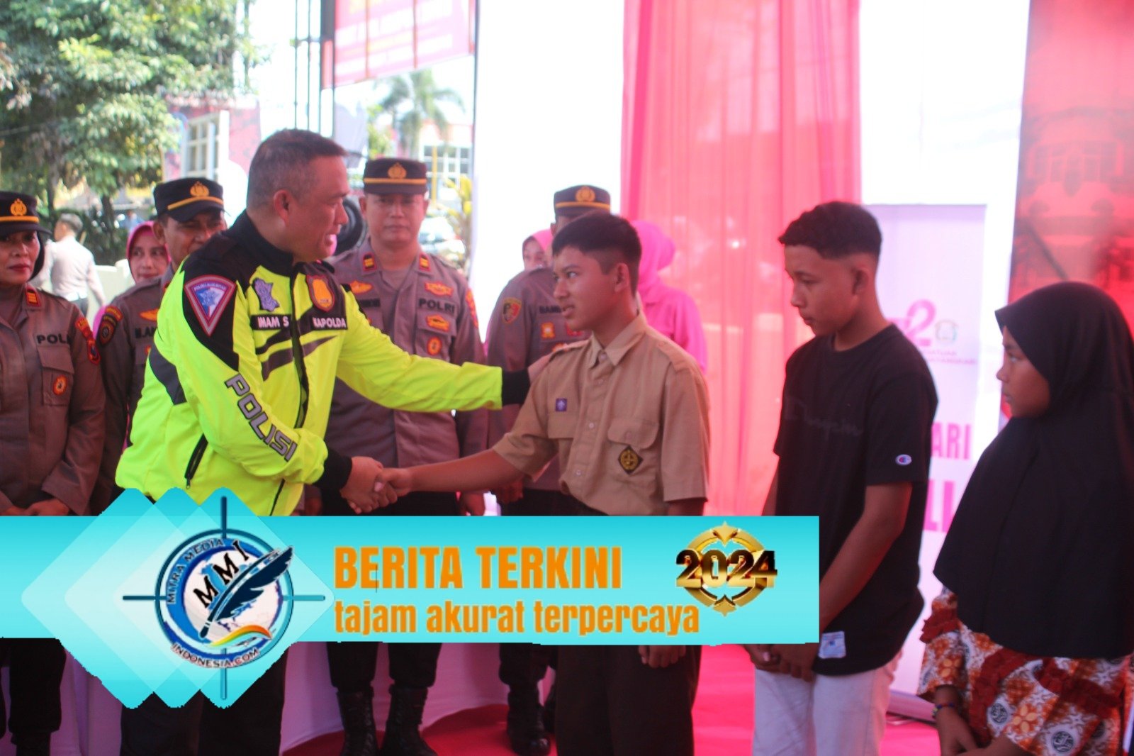 Patroli Bermotor ke Tulungagung, Kapolda Jatim Serahkan Bantuan Peralatan Kantor Untuk Polsek dan Koramil