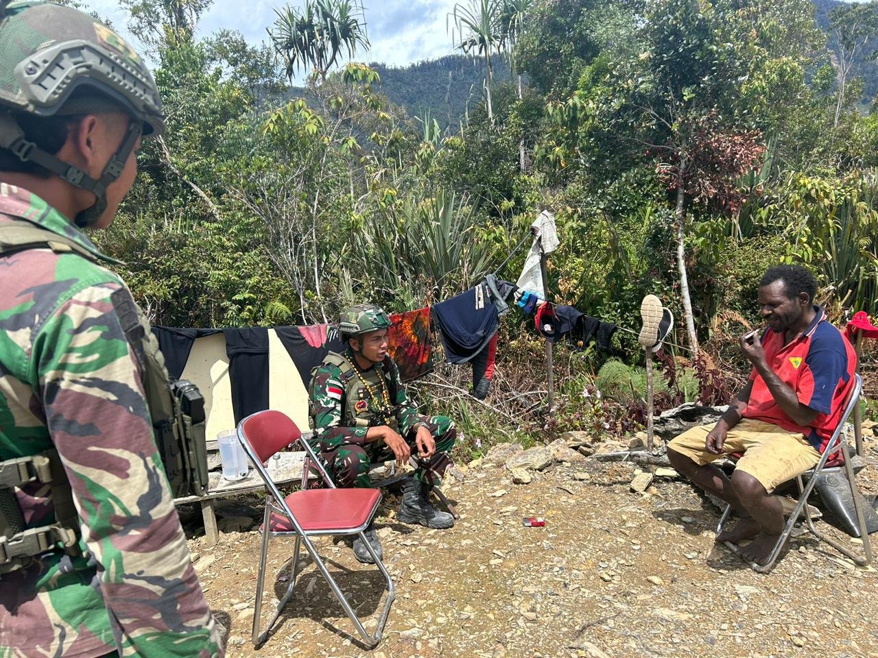 Satgas Yonif 509 Kostrad Patroli Sambangi Honai Warga, Bangun Keakraban dengan Masyarakat Papua