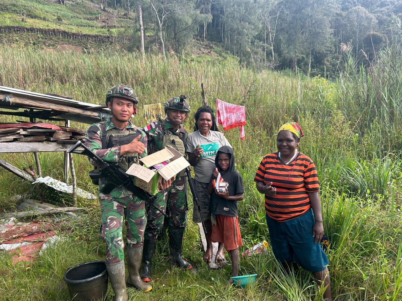 Satgas TNI Patroli Dan Berbagi Sembako Dengan Warga Bilogai