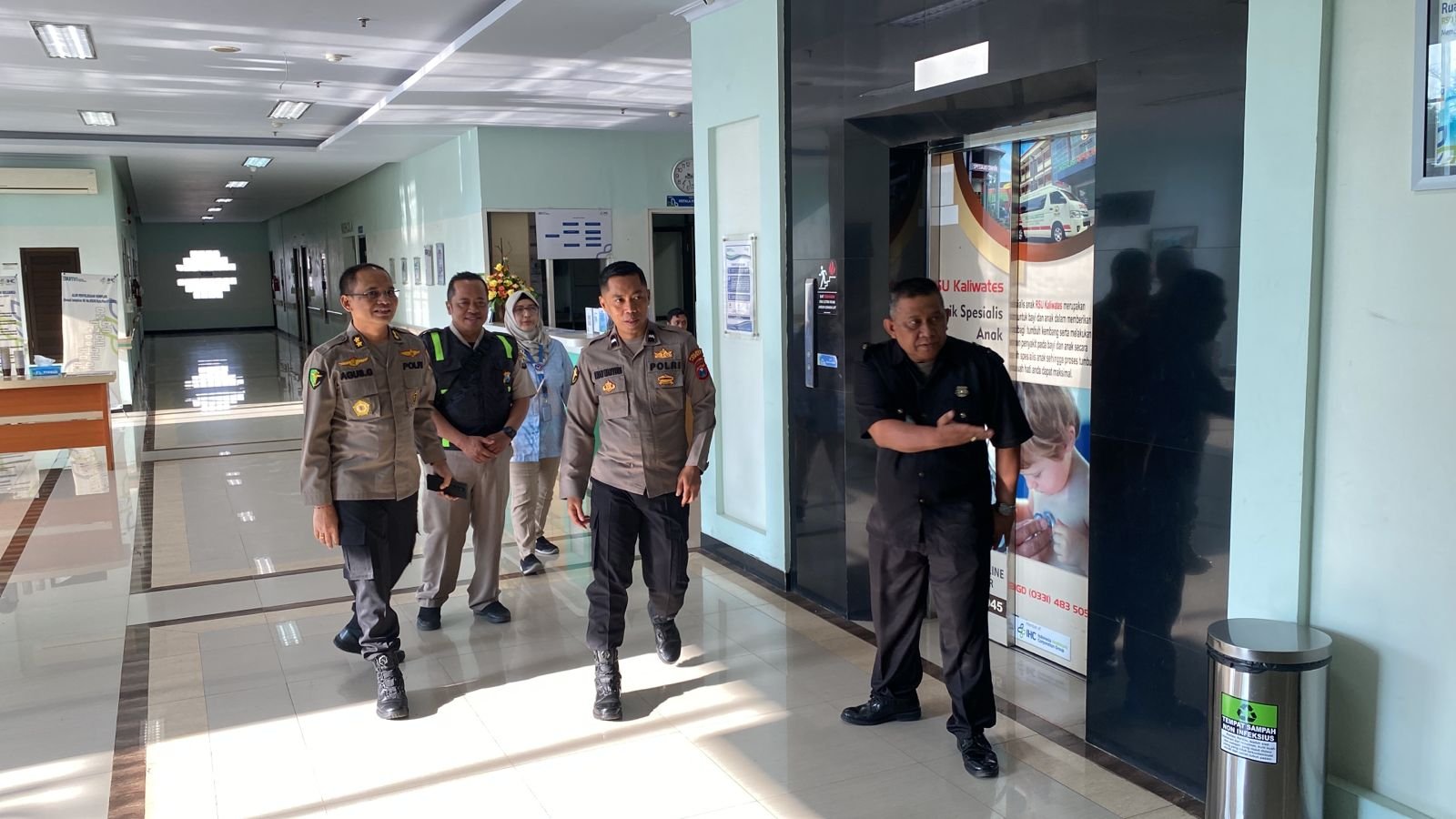 Karumkit Bhayangkara Lumajang Lakukan Hospital Visite Anggota Polisi Korban Pengeroyokan di Jember