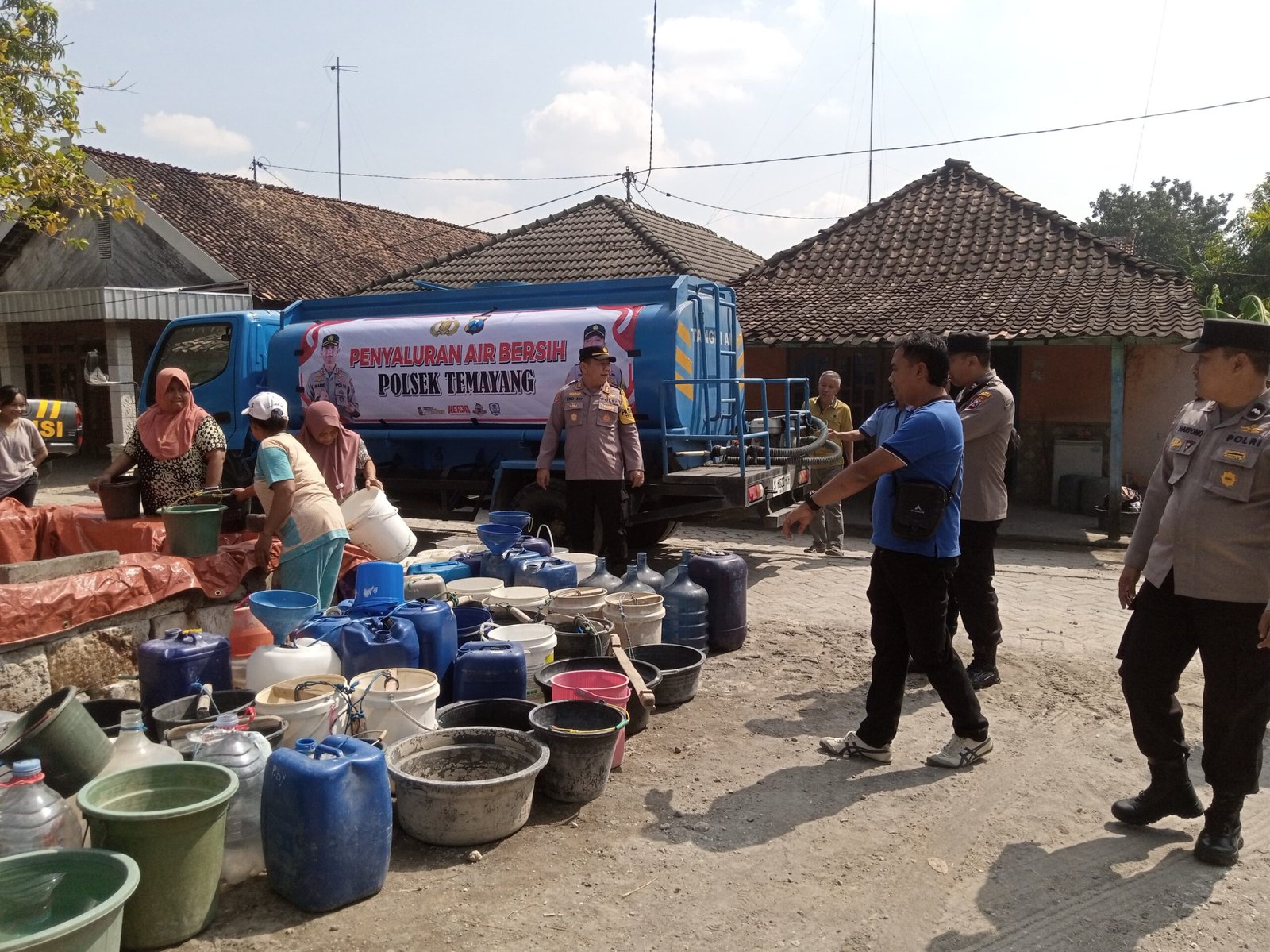 Polisi Salurkan Air Bersih Untuk Warga Desa yang Kekeringan di Bojonegoro