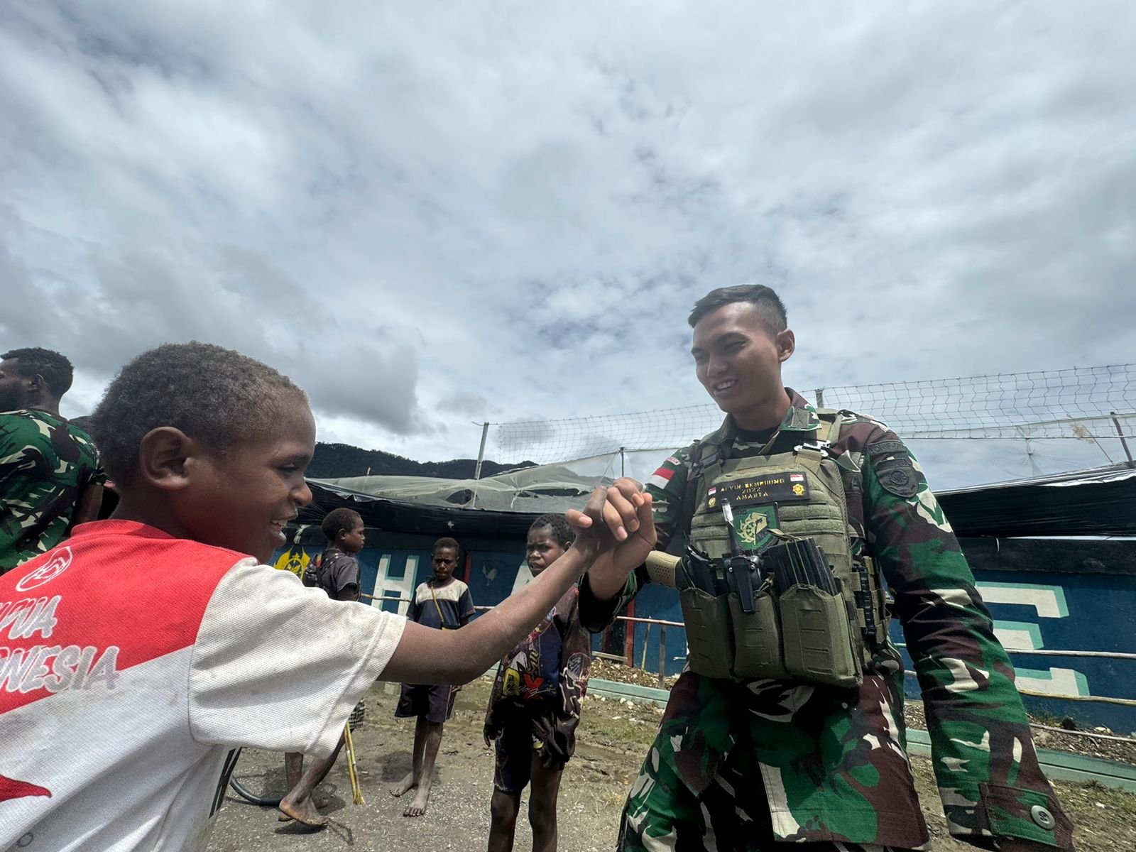 Ceria dan Bersemangat: Satgas Yonif 509 Bermain Bersama Anak-Anak Papua di Tk. Kodim Persiapan