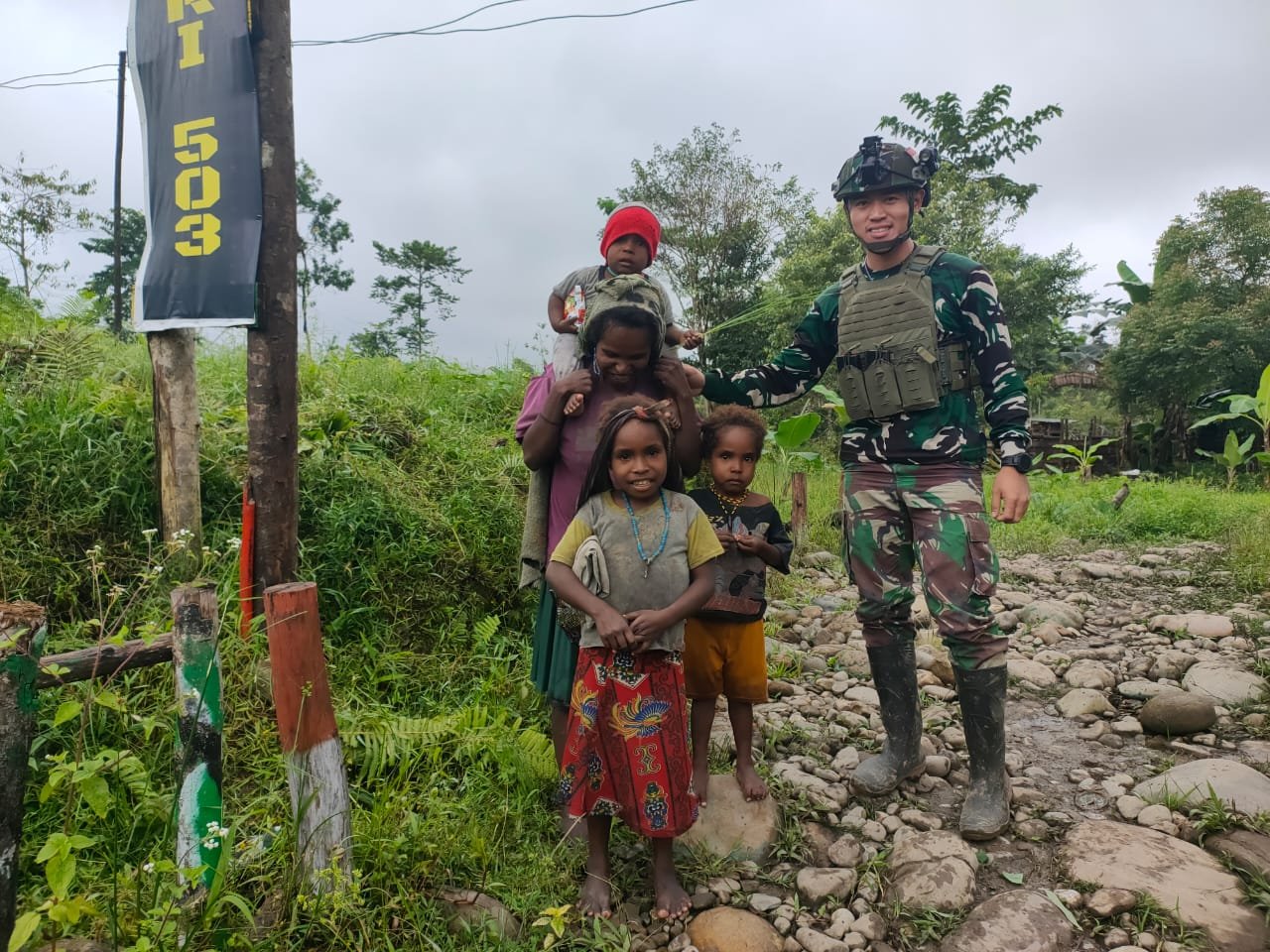 Kesatria Mayangkara Borong Sayur Mayur Mama Papua