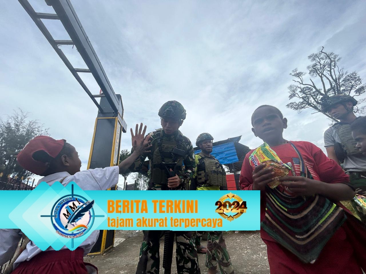 Satgas Yonif 509 Kostrad Bermain dan Berbagi dengan Anak-anak Sekolah di Depan TK Mamba