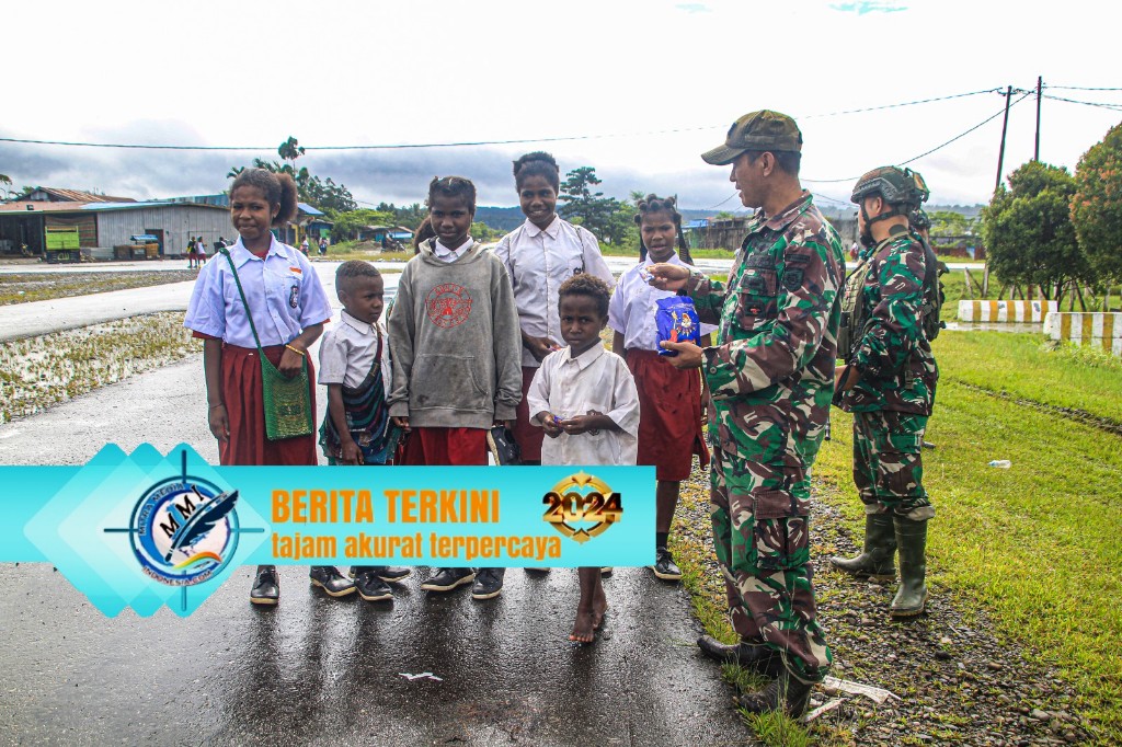 Kesatria Mayangkara Bagikan Permen Gula – Gula Untuk Adek – Adek Sekolah