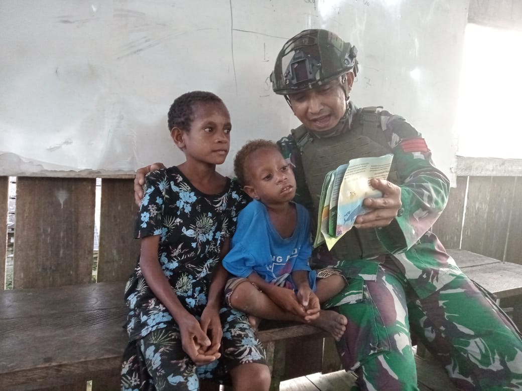 Asah Kemampuan Membaca Anak – Anak Papua, Kesatria Mayangkara Berikan Materi Mandiri di Pos