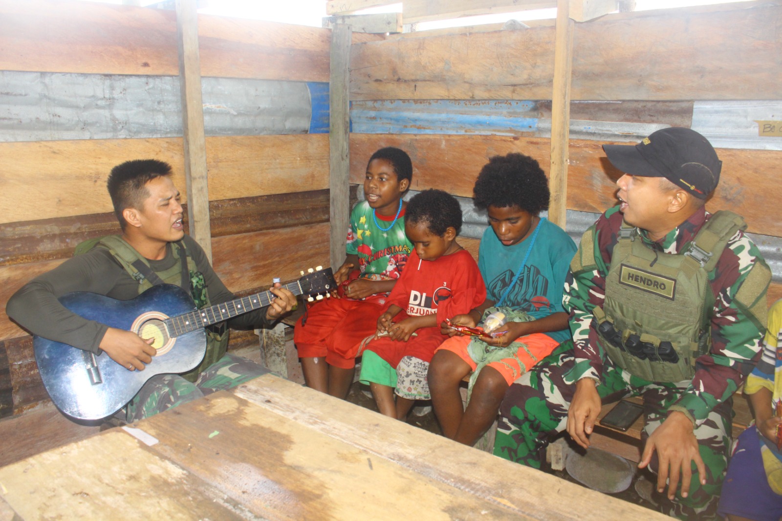 Asah Kemampuan Membaca Anak – Anak Papua, Kesatria Mayangkara Berikan Materi Mandiri di Pos