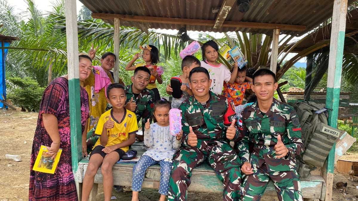 Satgas Yonarmed 11 Kostrad Mengabdi Dengan Cinta, TNI dan Harapan Anak – Anak di Perbatasan