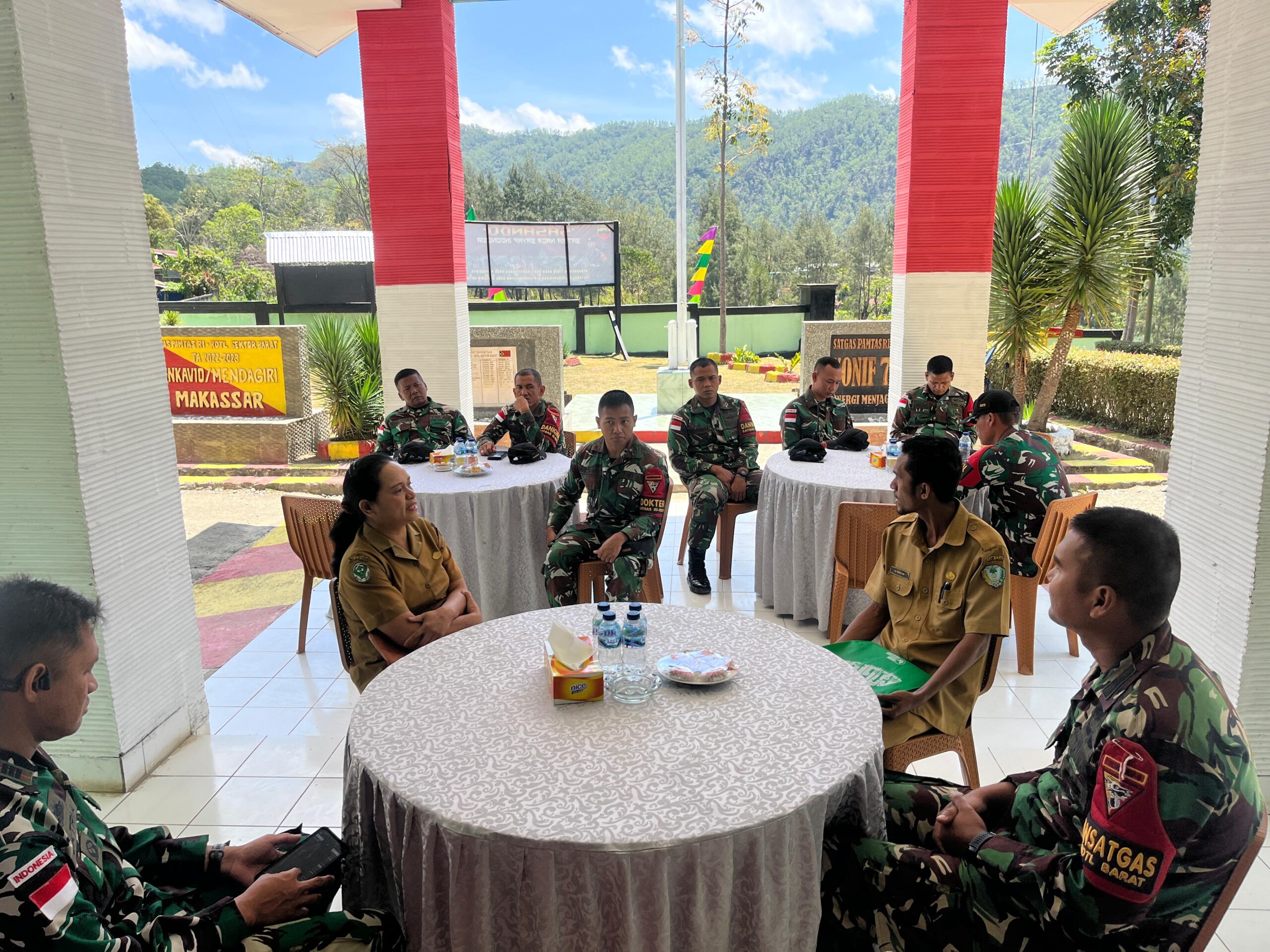 RSUD KEFAMENANU BERIKAN PIAGAM PENGHARGAAN KEPADA SATGAS YONKAV 6/NAGA KARIMATA