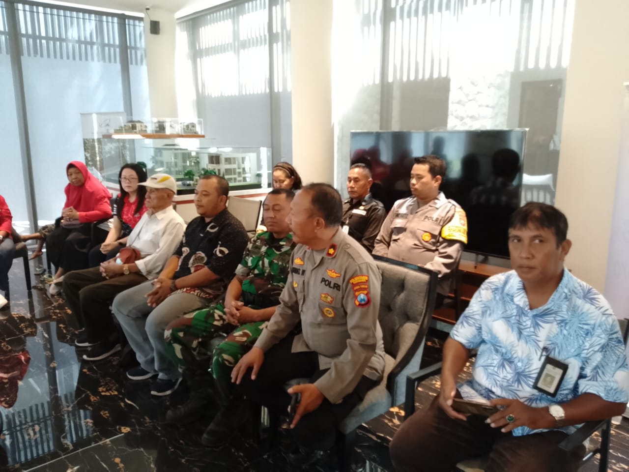 Cooling System, Polrestabes Surabaya Perkuat Harmoni Jelang Pilkada 2024 Lewat “Jum’at Curhat” dan Bansos