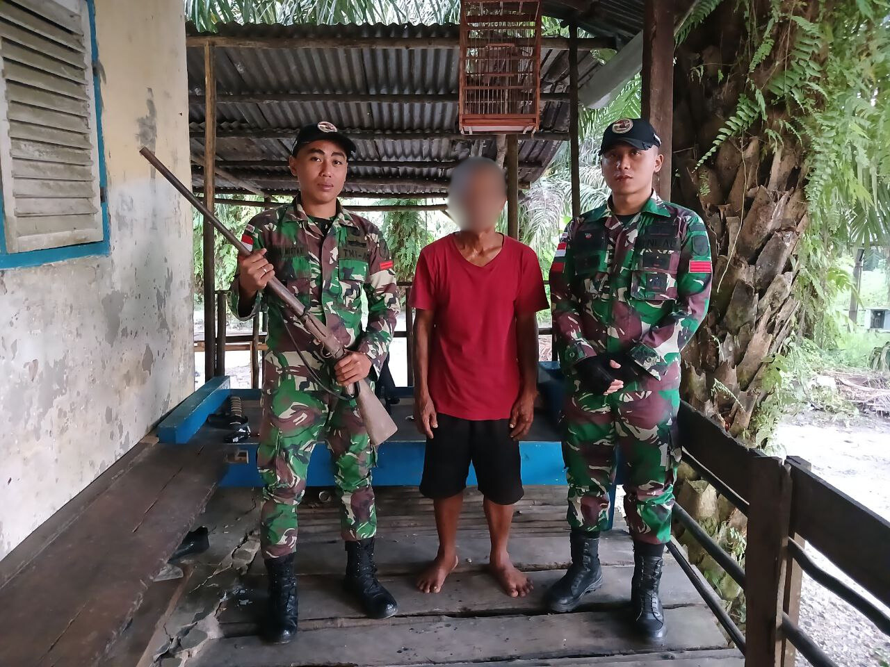 Satgas Yonkav 12/BC Kembali Menerima Senjata Rakitan Dari Warga