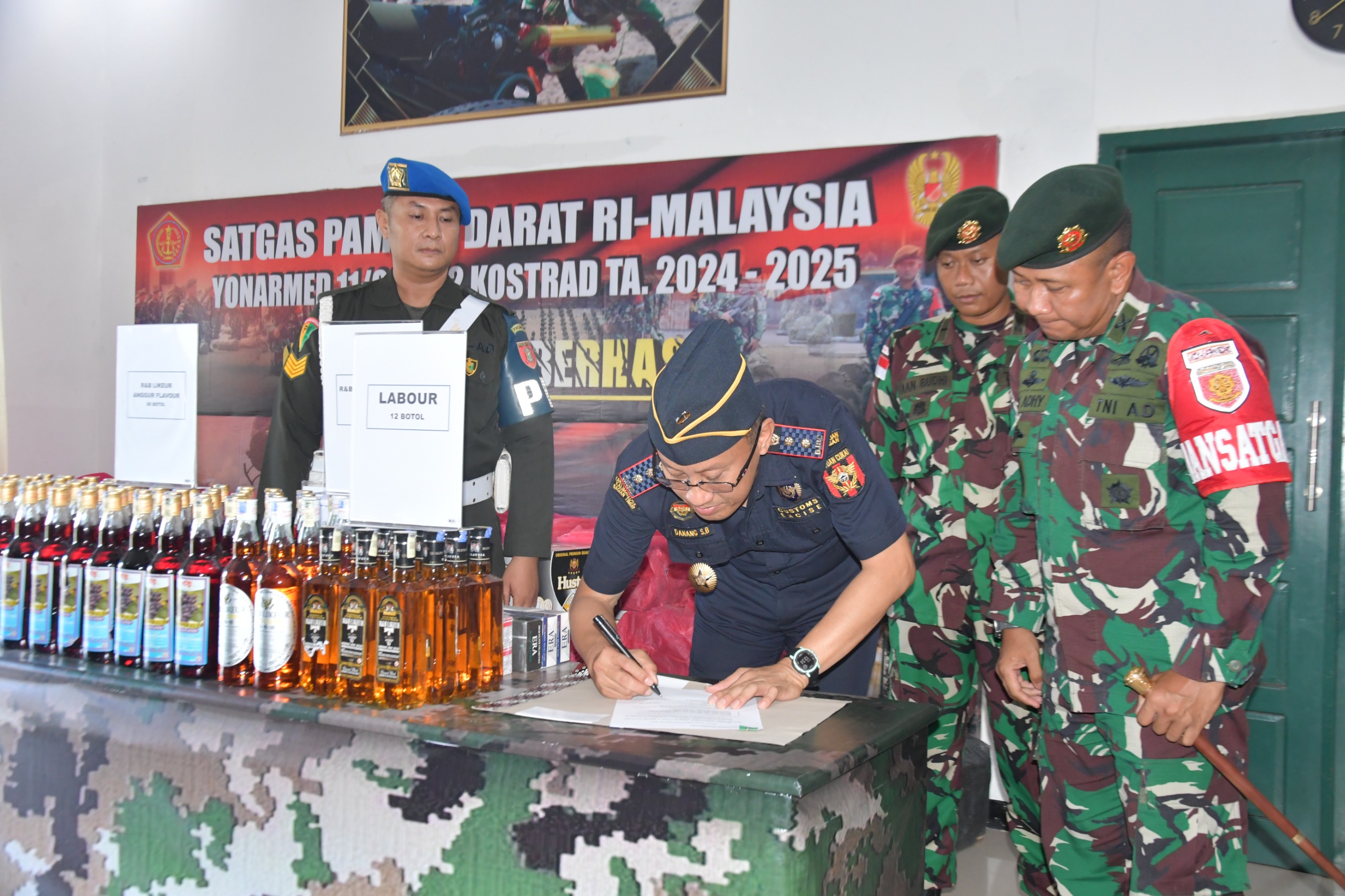 Satgas Pamtas Yonarmed 11 Kostrad Serahkan Barang Bukti Penindakan ke Bea Cukai Nunukan