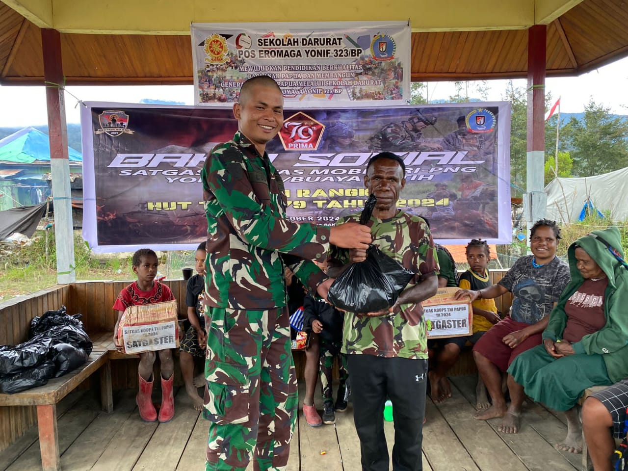 Satgas Yonif 323 Buaya Putih Berikan Bantuan Sembako Dalam Rangka HUT TNI Ke-79