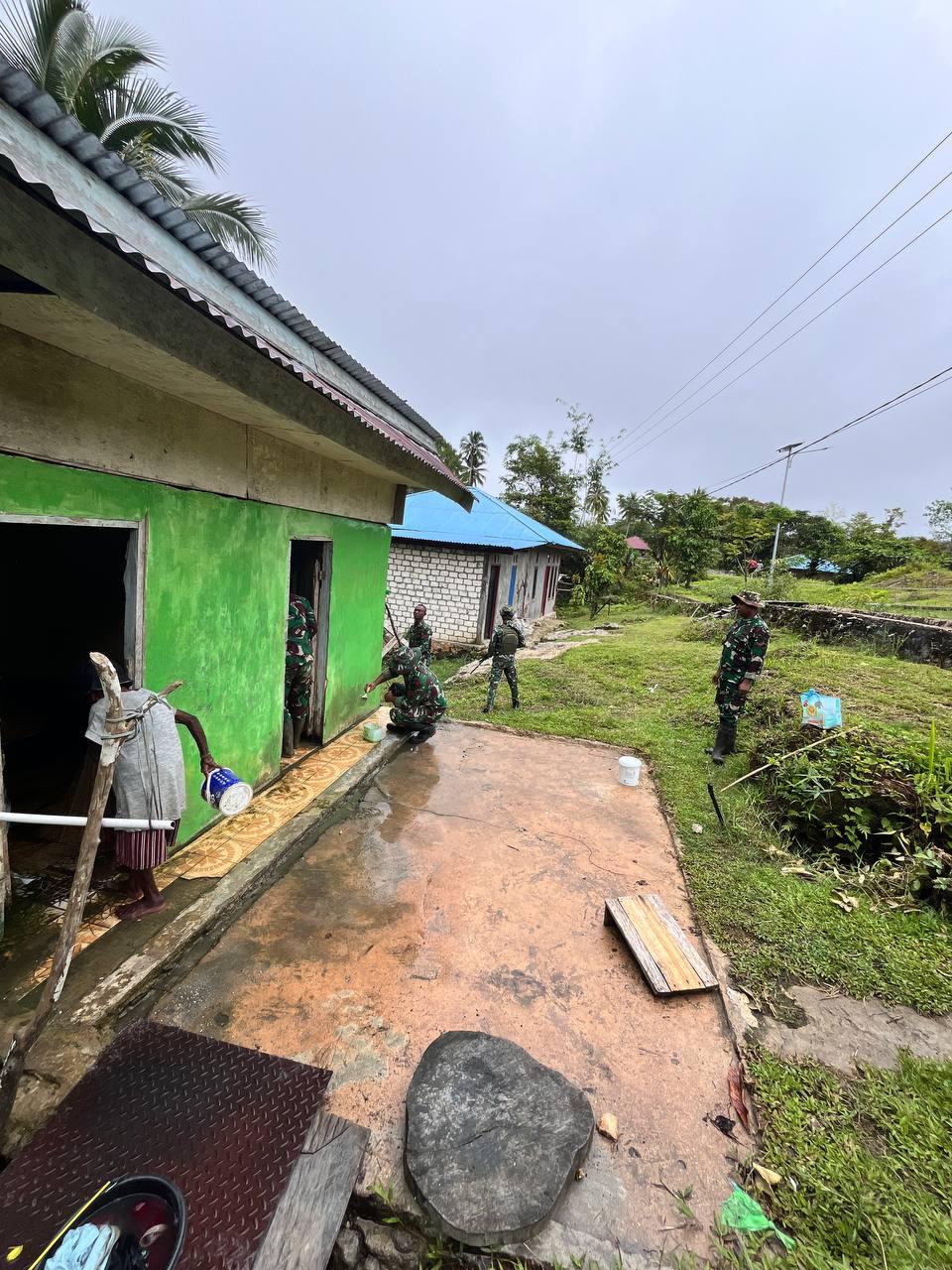 Satgas Yonif 762/VYS Perbaiki dan Cat Ulang Toilet Umum Kampung