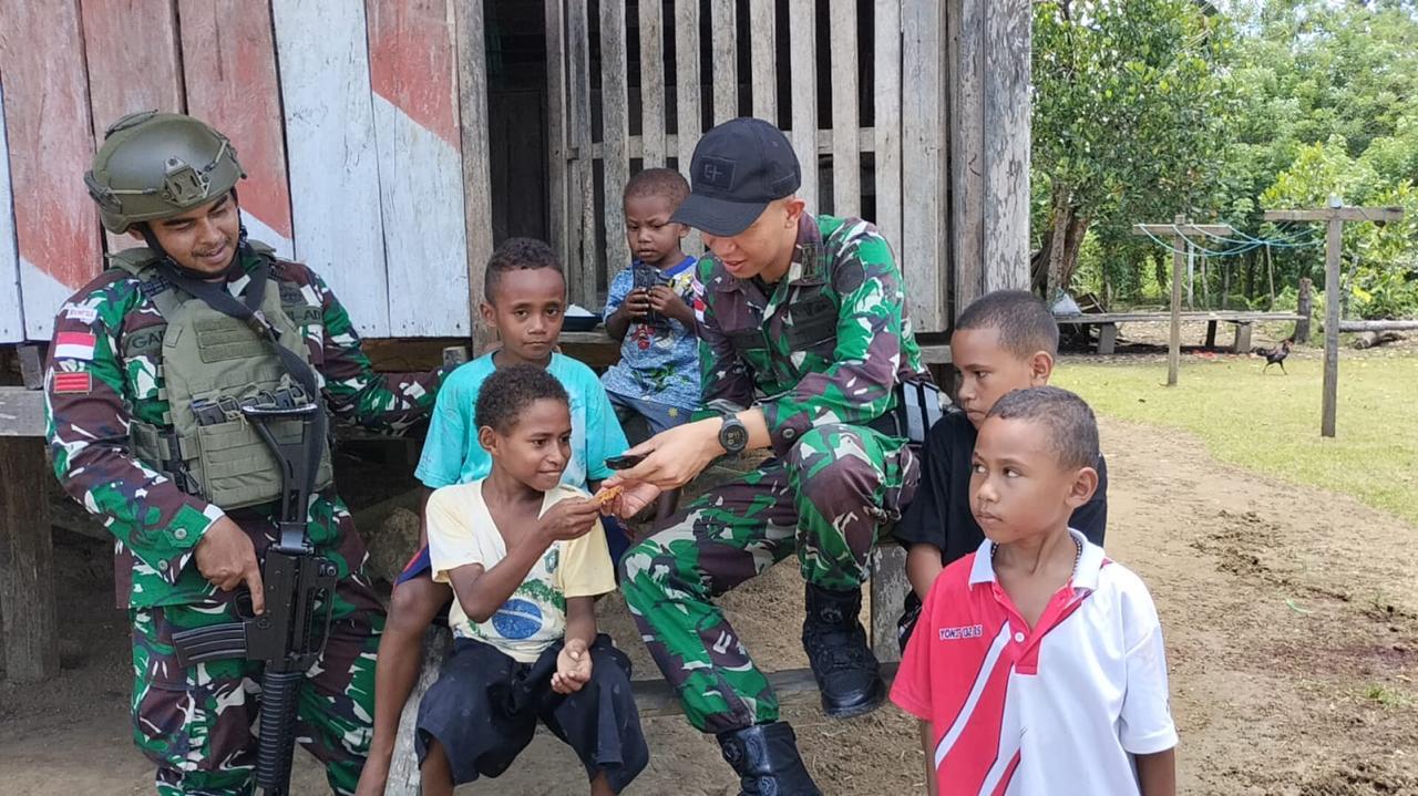 SATGAS YONIF 131/BRAJA SAKTI LAKSANAKAN ANJANGSANA DAN BERI PENGOBATAN GRATIS DI KAMPUNG SCOFRO