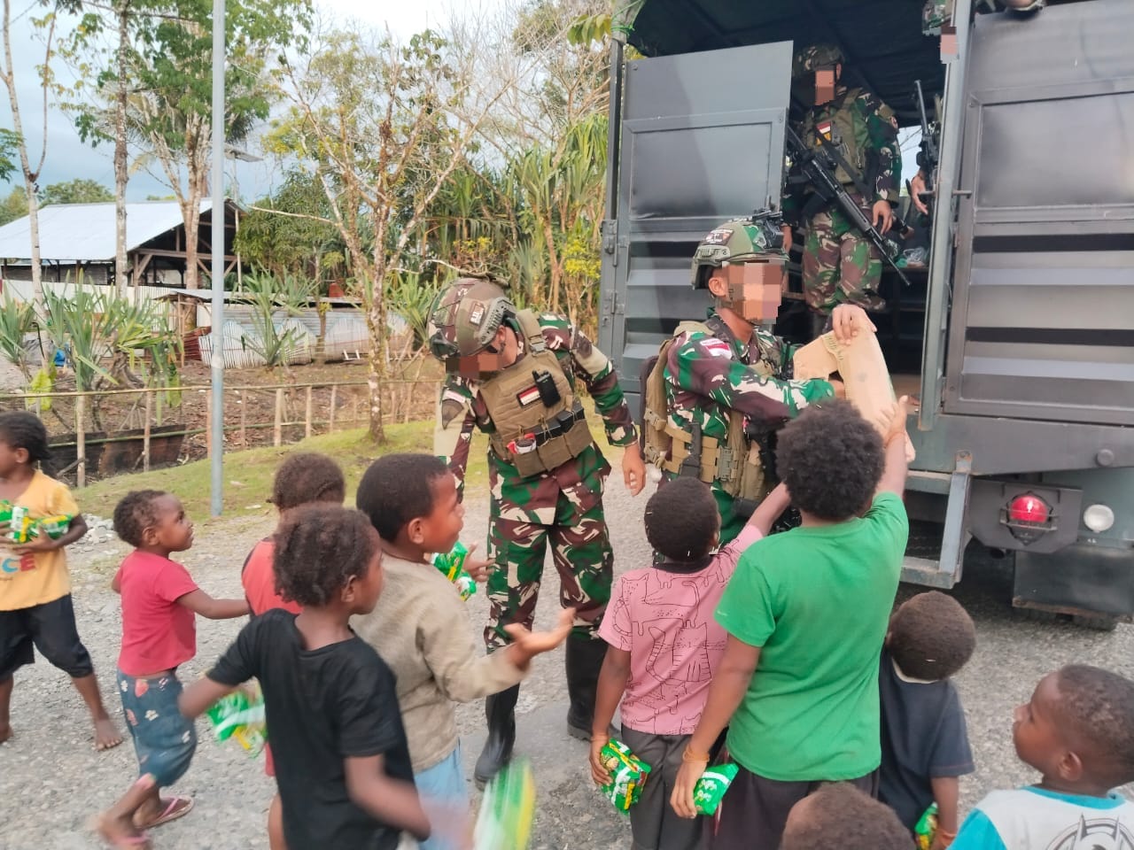 ANAK-ANAK TOMONSATU SAMBUT GEMBIRA KOMSOS MARINIR HABEMA