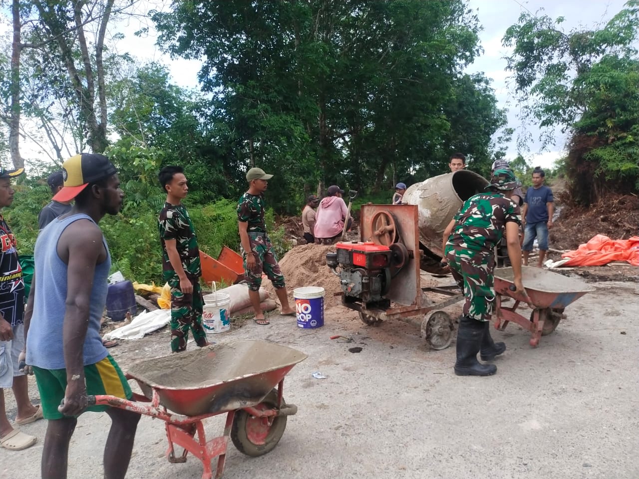 Karya Bakti Satgas Yonif 141/AYJP, Perbaiki Jalan Bagi Roda Perekonomian Warga Papua