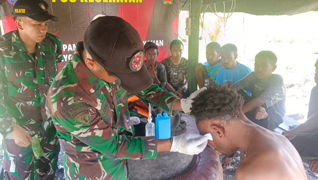 Setulus Hati Layani Masyarakat, Satgas Yonif 641/Bru Beri Pengobatan Kepada Warga Yang Membutuhkan