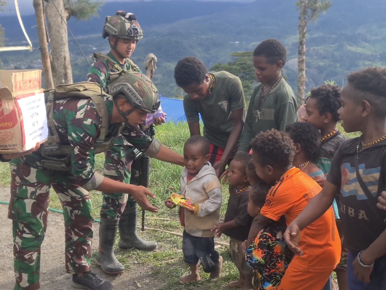 Senyum Bahagia Anak Papua, Prajurit TK Pintu Jawa Satgas Yonif 323 Berbagi Makanan dan Permen Dalam Rangka HUT TNI Ke-79