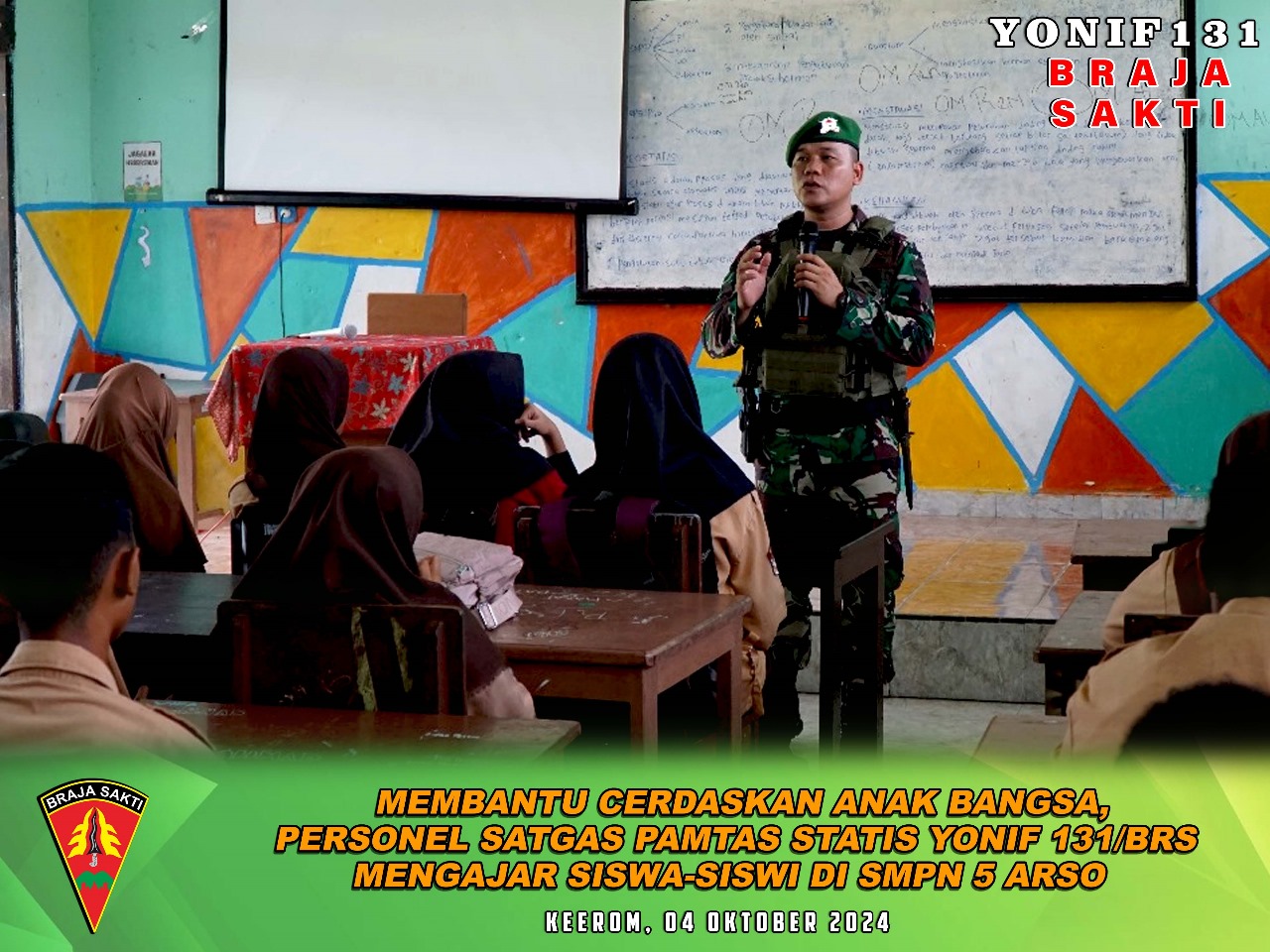 Bantu Cerdaskan Anak Bangsa, Personil Satgas Pamtas Statis Yonif 131/BRS Mengajar Siswa-Siswi di SMPN 5 Arso
