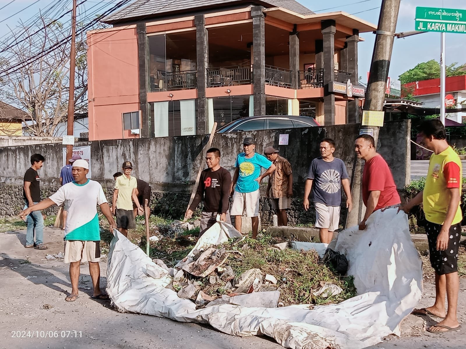 “KERJA BAKTI & KETEGASAN KETUA LINGKUNGAN DALAM MELARANG PEMBUANGAN SAMPAH”.