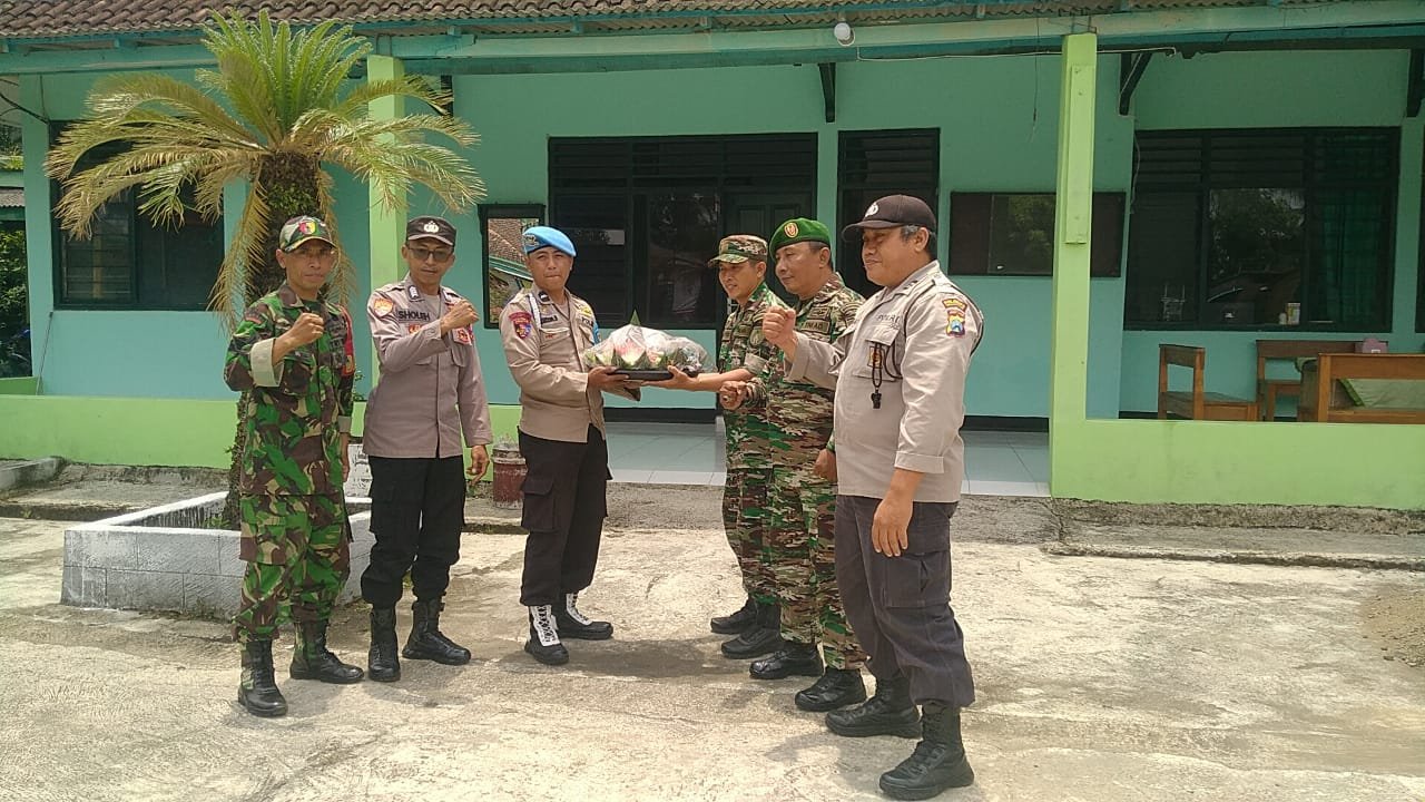 Tumpeng Kejutan dari Polsek Songgon untuk HUT TNI Ke-79: “Kami Bersaudara dalam Mengawal NKRI”