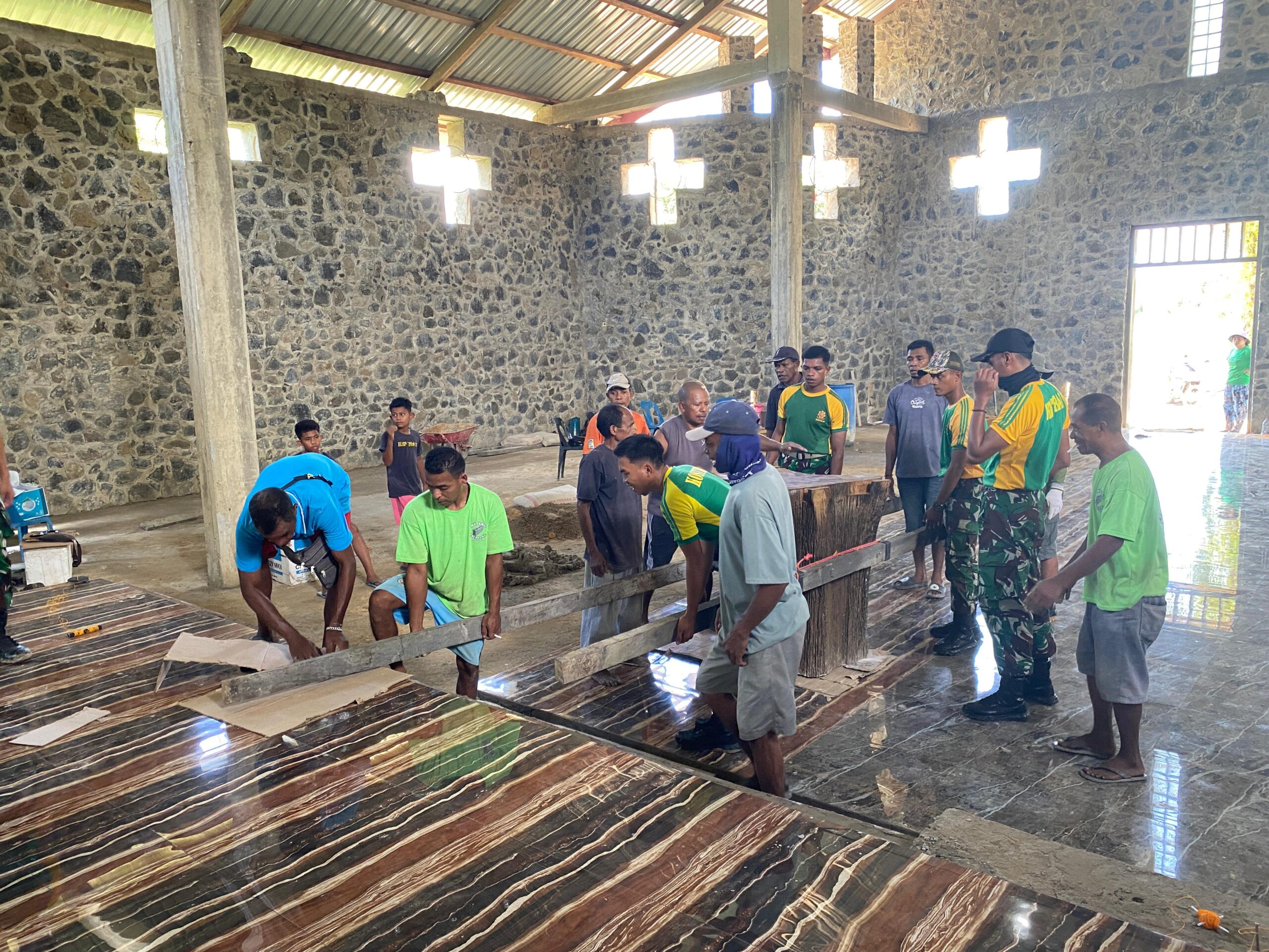 Satgas Pamtas Yonarmed 11 Kostrad Laksanakan Karya Bakti di Gereja Katolik Santo Yoseph