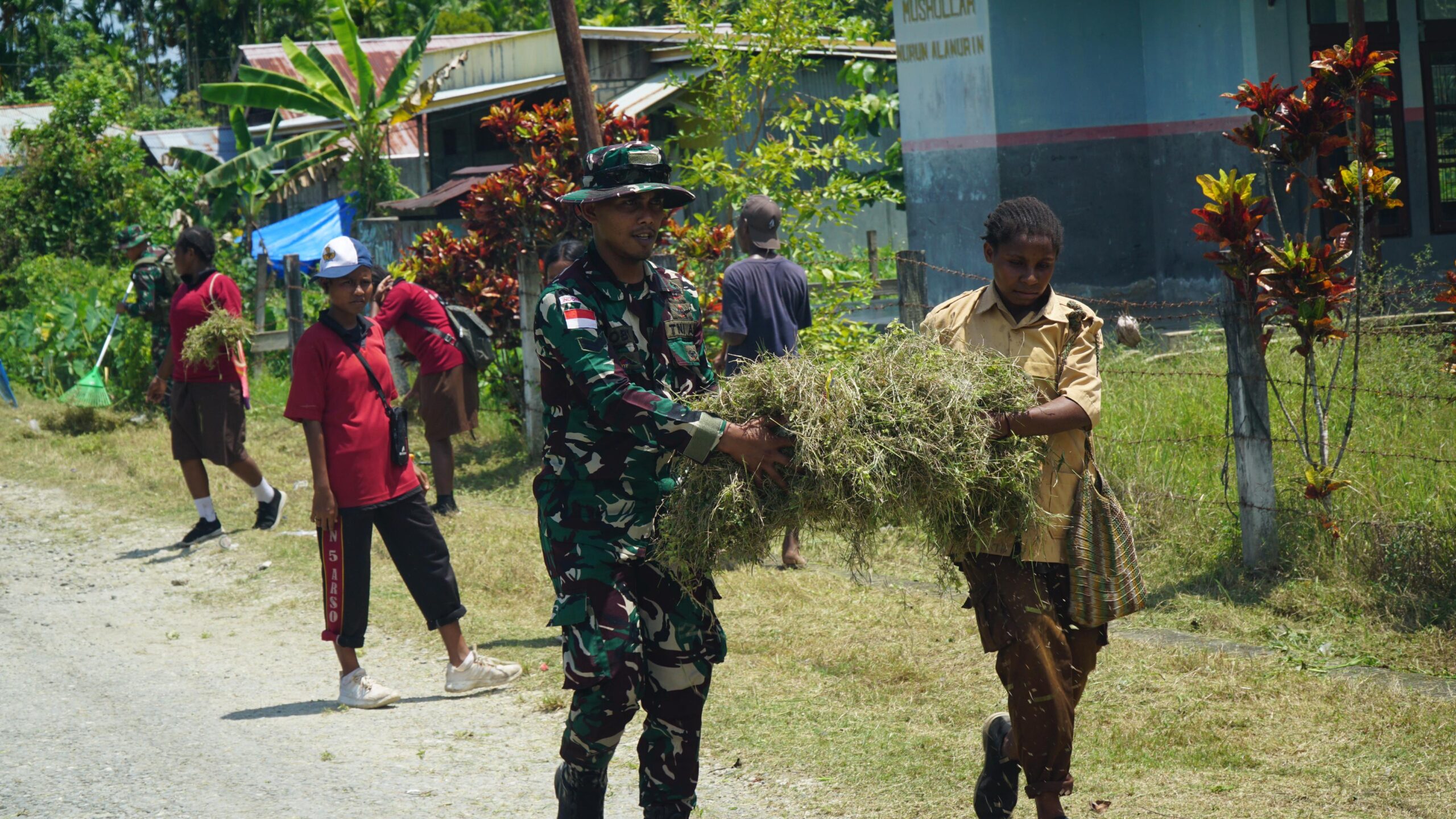Jaga Kebersihan Lingkungan, Satgas Yonif 131/BRS Gotong- Royong Bersama Siswa Siswi SMPN5 Arso