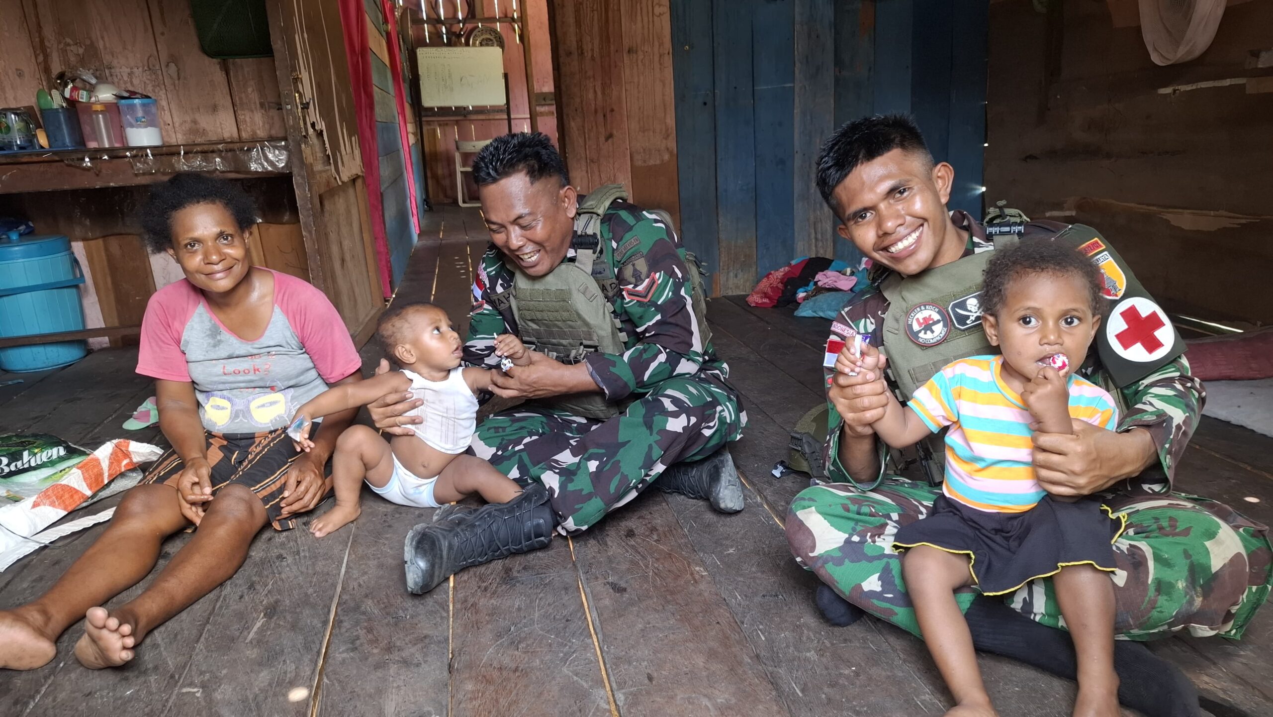 Terus Jalin Silaturahmi, Satgas Yonif 512/QY Sambangi Rumah-Rumah Warga