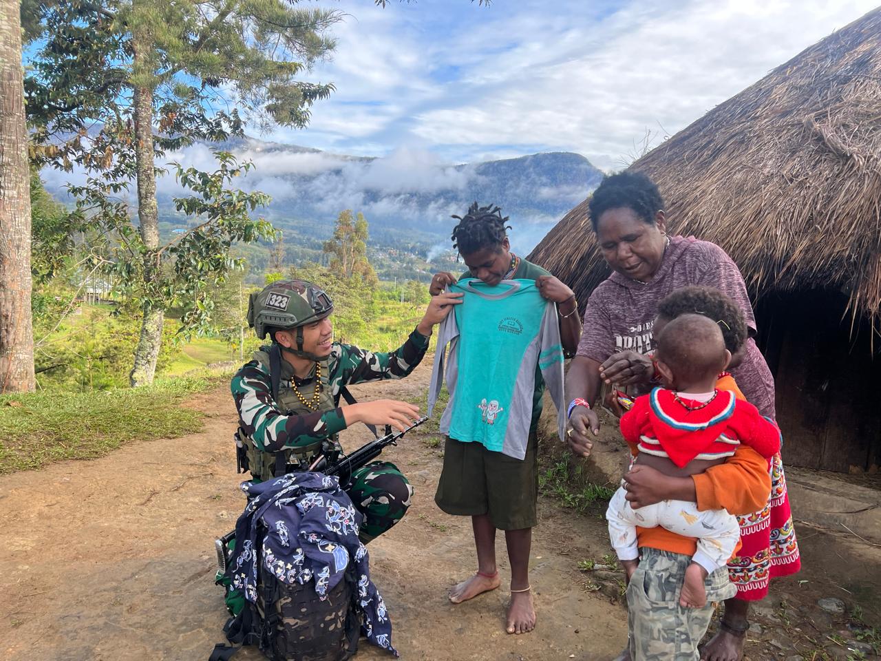 Pakaian Gratis Satgas Yonif 323 Buaya Putih, Bahagiakan Masyarakat Jenggernok