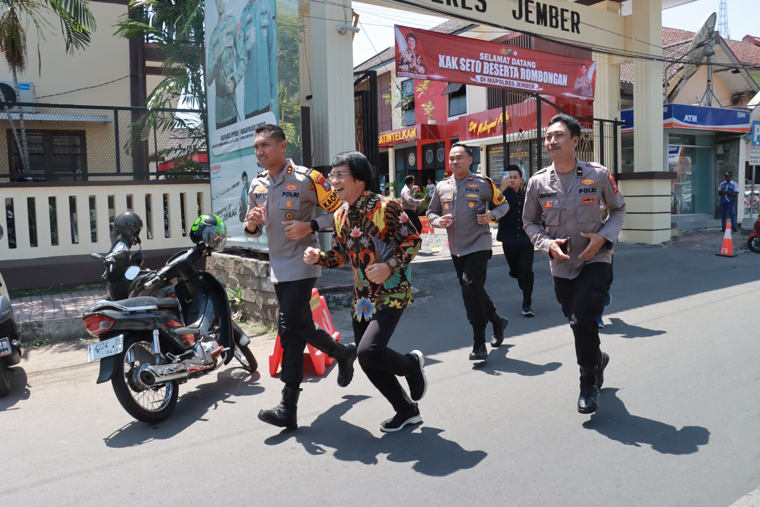 Kak Seto Tantang Lari Kapolres dan Pejabat Polres Jember, Buktikan Kebugaran di Usia 70 Tahun