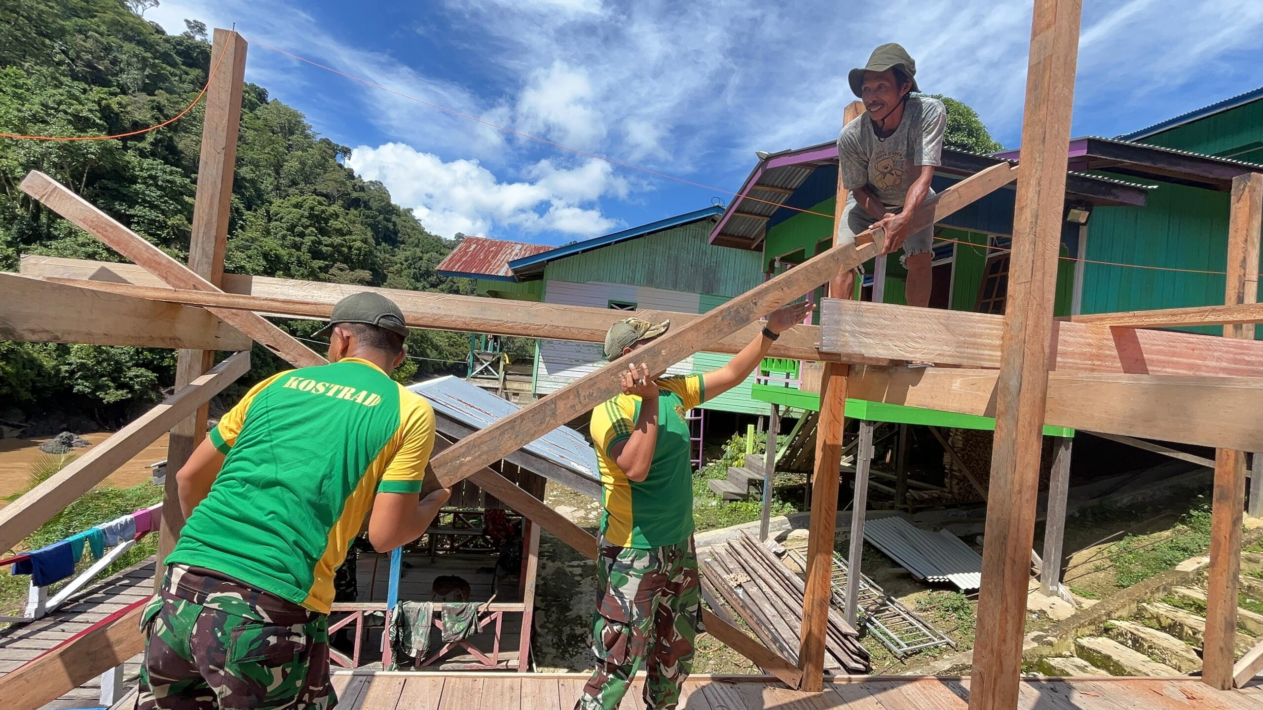 Satgas Pamtas Yonarmed 11 Kostrad Gelar Karya Bakti Pembuatan Bangsal