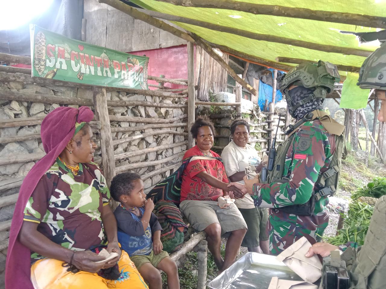 Berbagi Kasih TK Pintu Jawa Satgas Yonif 323, Dengan Bagikan Nasi Bungkus untuk Masyarakat