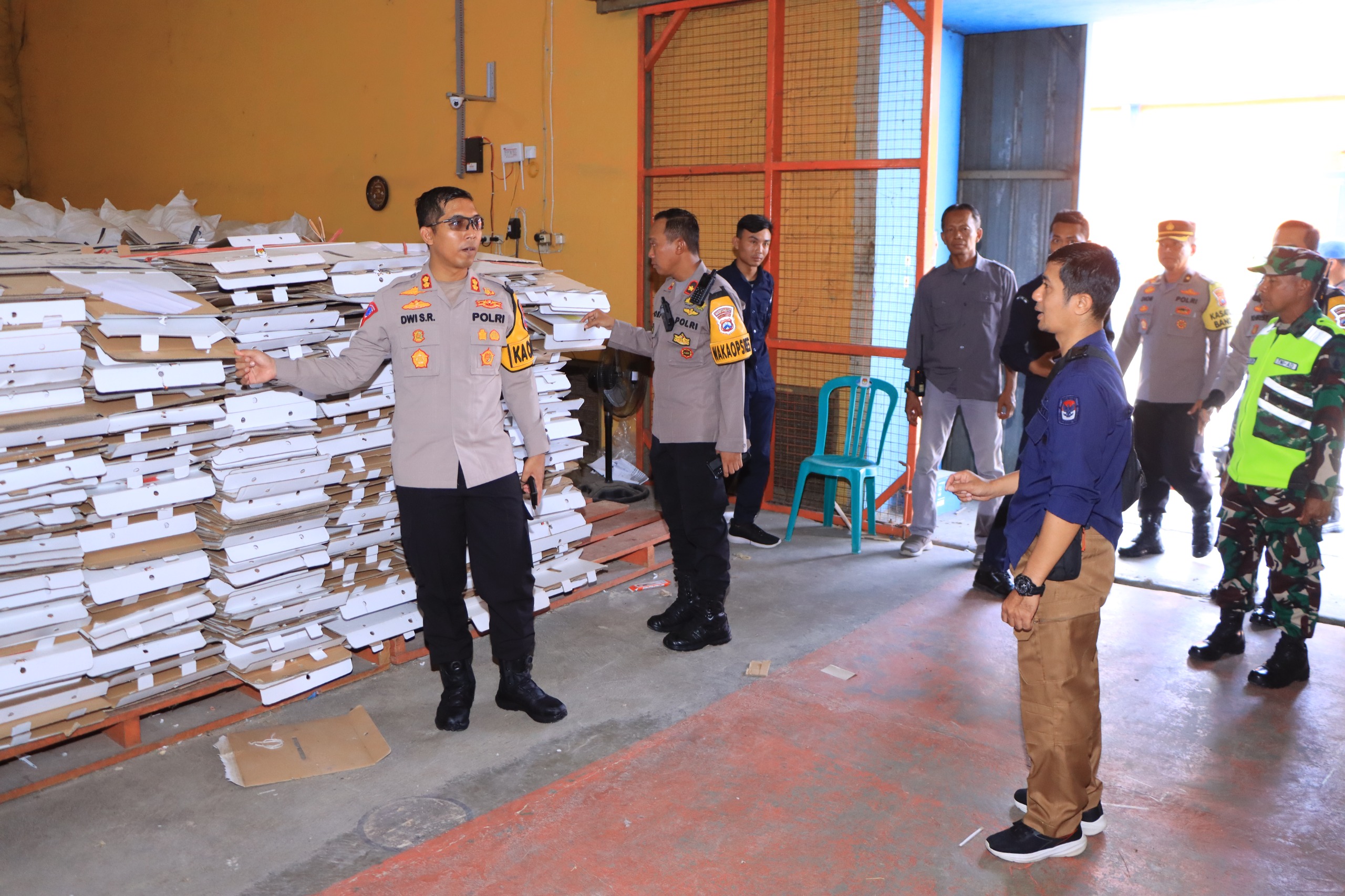 Kapolres Ngawi Cek Gudang KPUD, Pastikan Keamanan Logistik Pilkada 2024