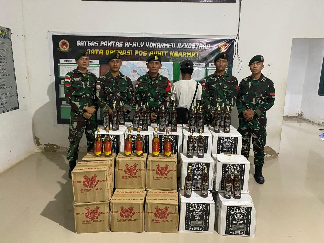 Satgas Pamtas Yonarmed 11 Kostrad Gagalkan Penyelundupan 360 Botol Miras Ilegal di Perbatasan Sebatik
