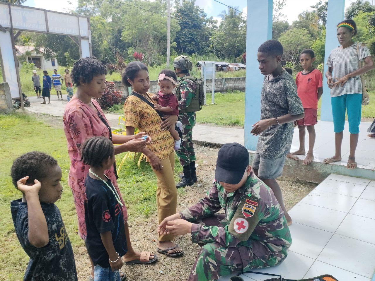 Peduli Kesehatan Warga, Satgas Yonif 131/Brs Beri Pengobatan Gratis Kepada Warga