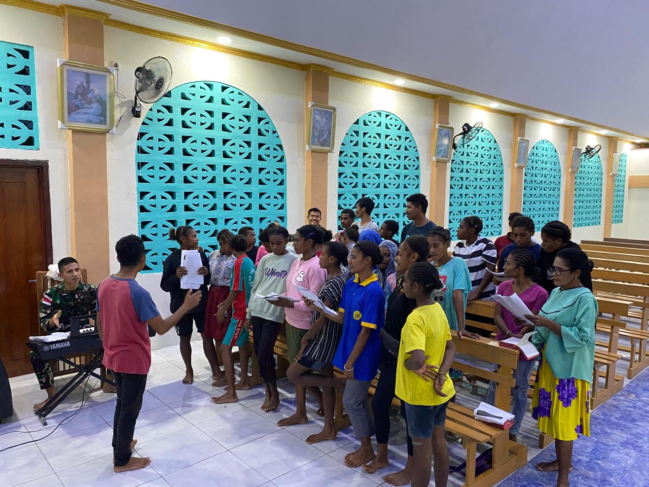 Latih Paduan Suara di Gereja Santopetrus Wembi, Satgas Yonif 131/BRS Bangkitkan Semangat Pemuda Wembi Dalam Beribadah