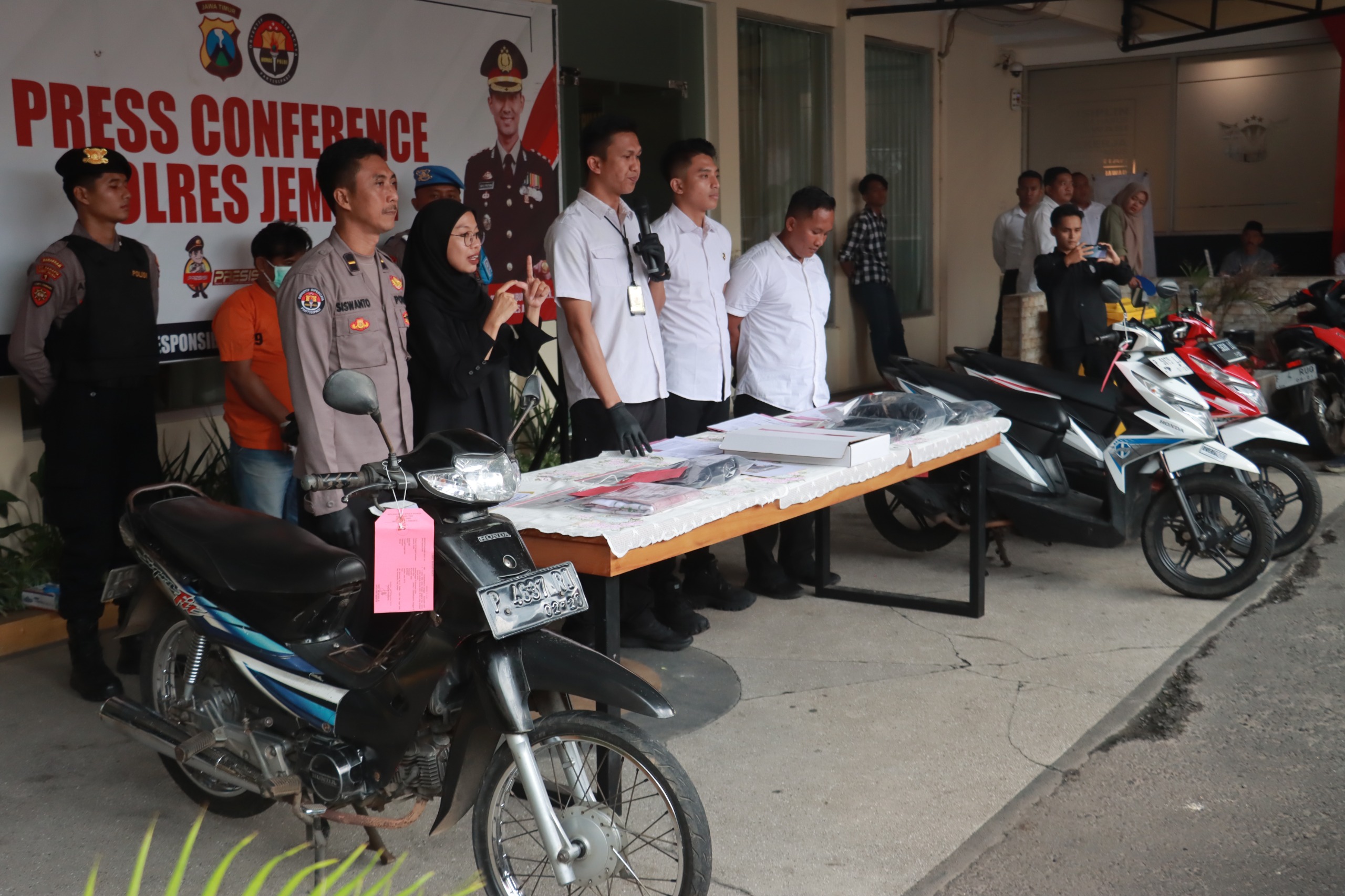 Polres Jember Gelar Press Conference, Amankan Tersangka Anak Bunuh Ayahnya Karena Harta