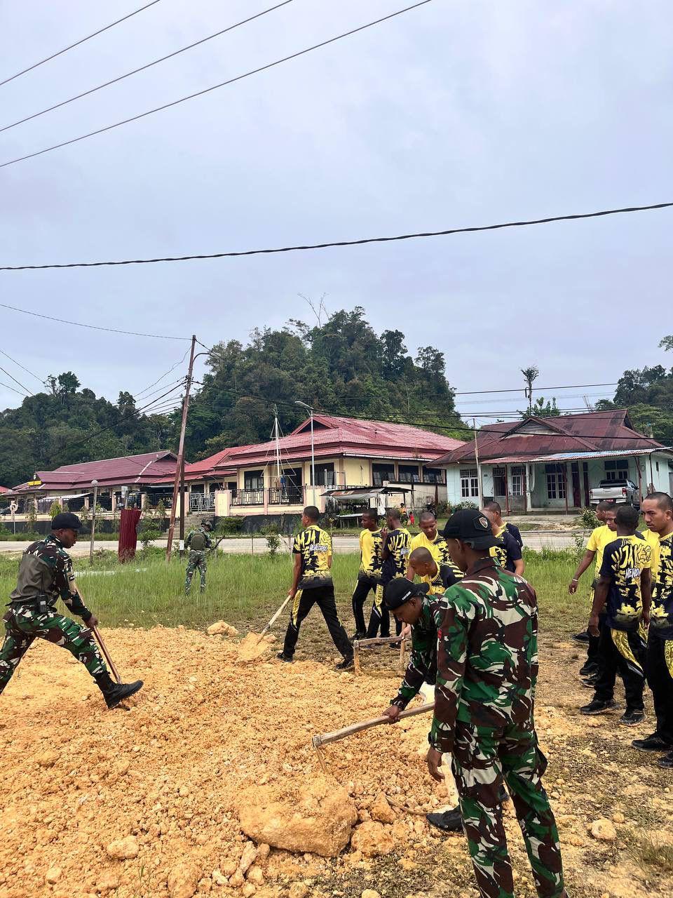 Sinergitas Satgas Yonif 762/VYS bersama Polres Maybrat Pada Kegiatan Karya Bakti di GKI Sion Kumurkek