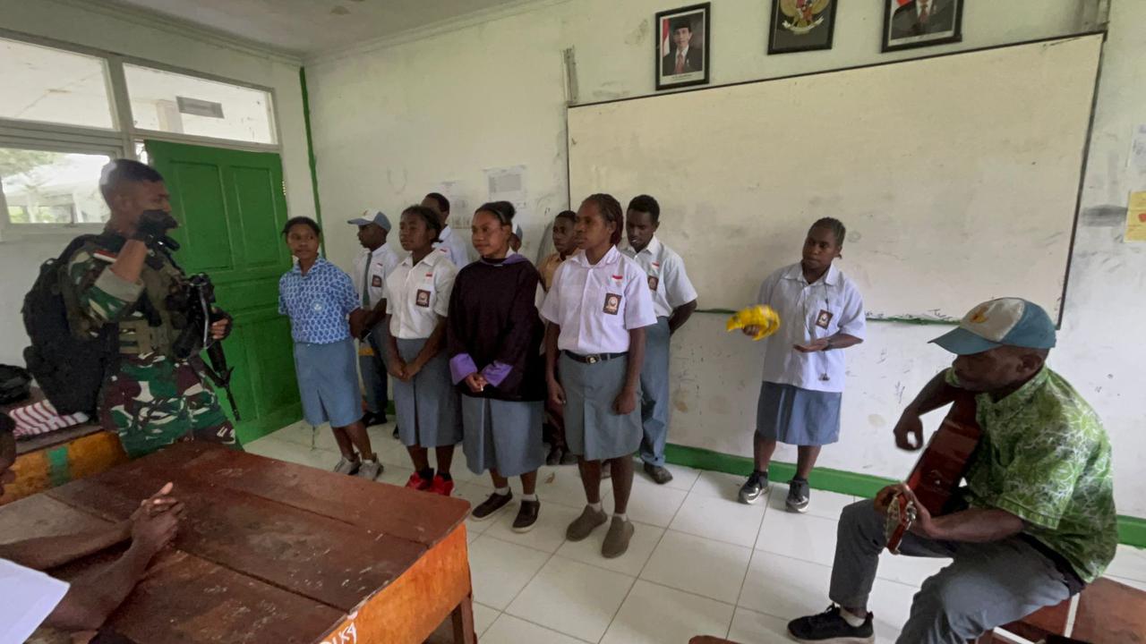 Keakraban Satgas Yonif 323 saat Latihkan Pemuda-Pemudi Papua Bernyanyi dan Bermain Musik