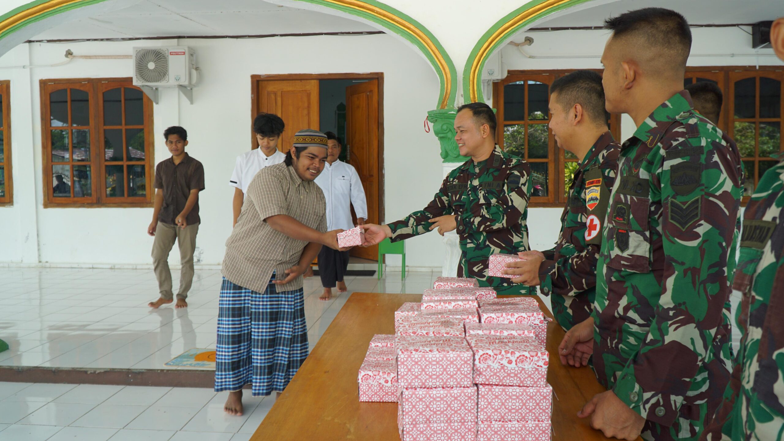 Jum’at Berkah, Satgas Yonif 131/BRS Bagikan Makanan ke Warga Perbatasan