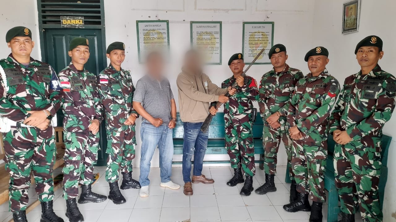 Pembinaan Teritorial Secara Humanis, Warga Serahkan Senjata ke Satgas Pamtas Yonarmed 11 Kostrad