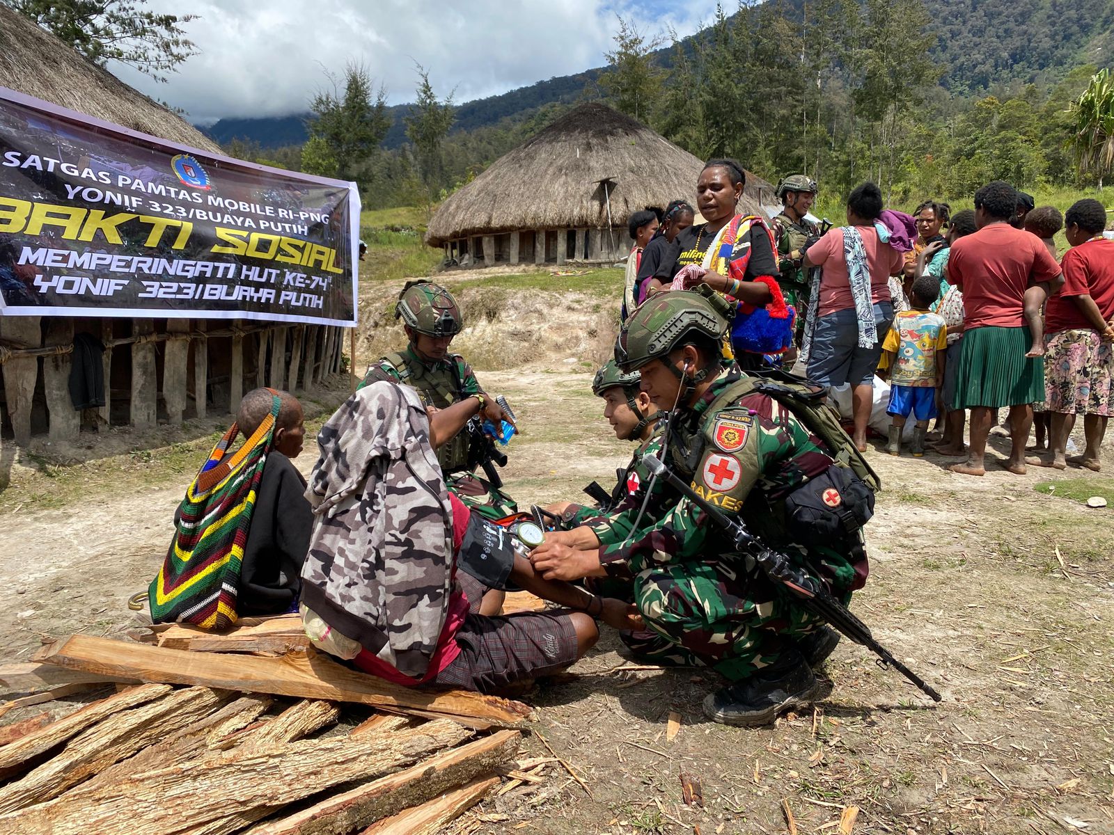 Peringati HUT Ke-74 Tahun, Yonif 323 Buaya Putih Gelar Pelayanan Kesehatan di Pedalaman Papua