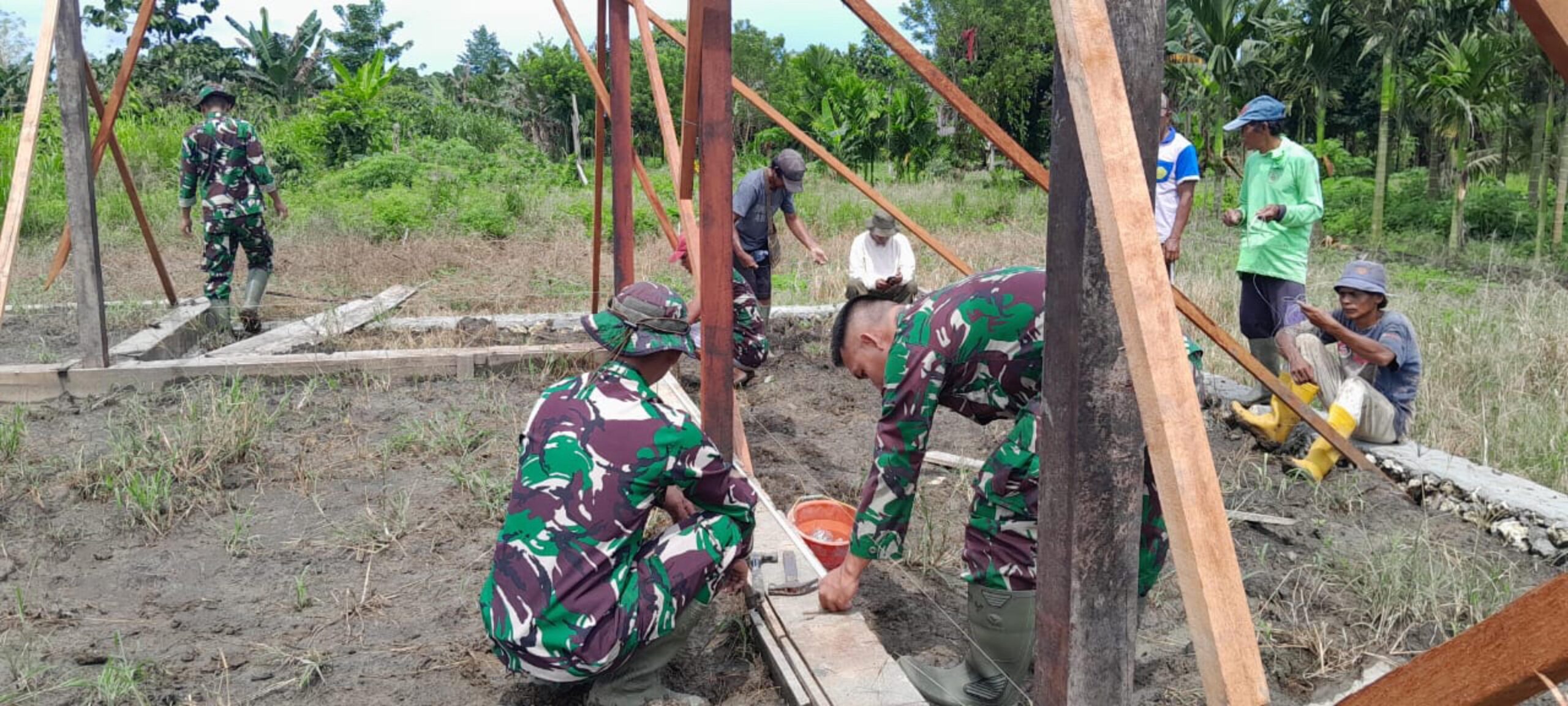 Jalin Kebersamaan dan semangat gotong royong, Satgas Yonif 131/BRS Melaksanakan Karya Bakti Bangun Masjid di Perbatasan Papua