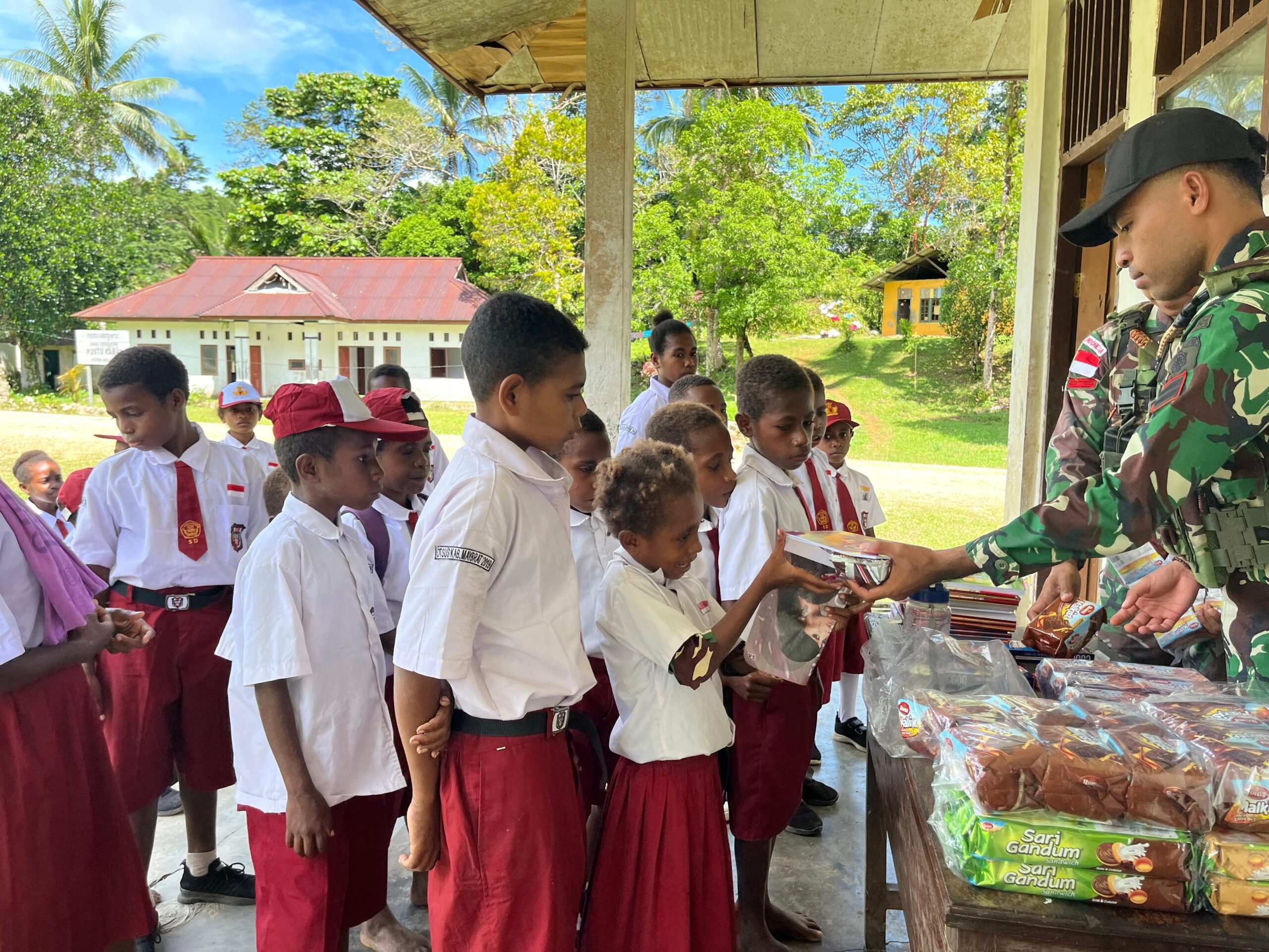 ALAT TULIS HABEMA DISAMBUT GEMBIRA ANAK-ANAK MUPAS
