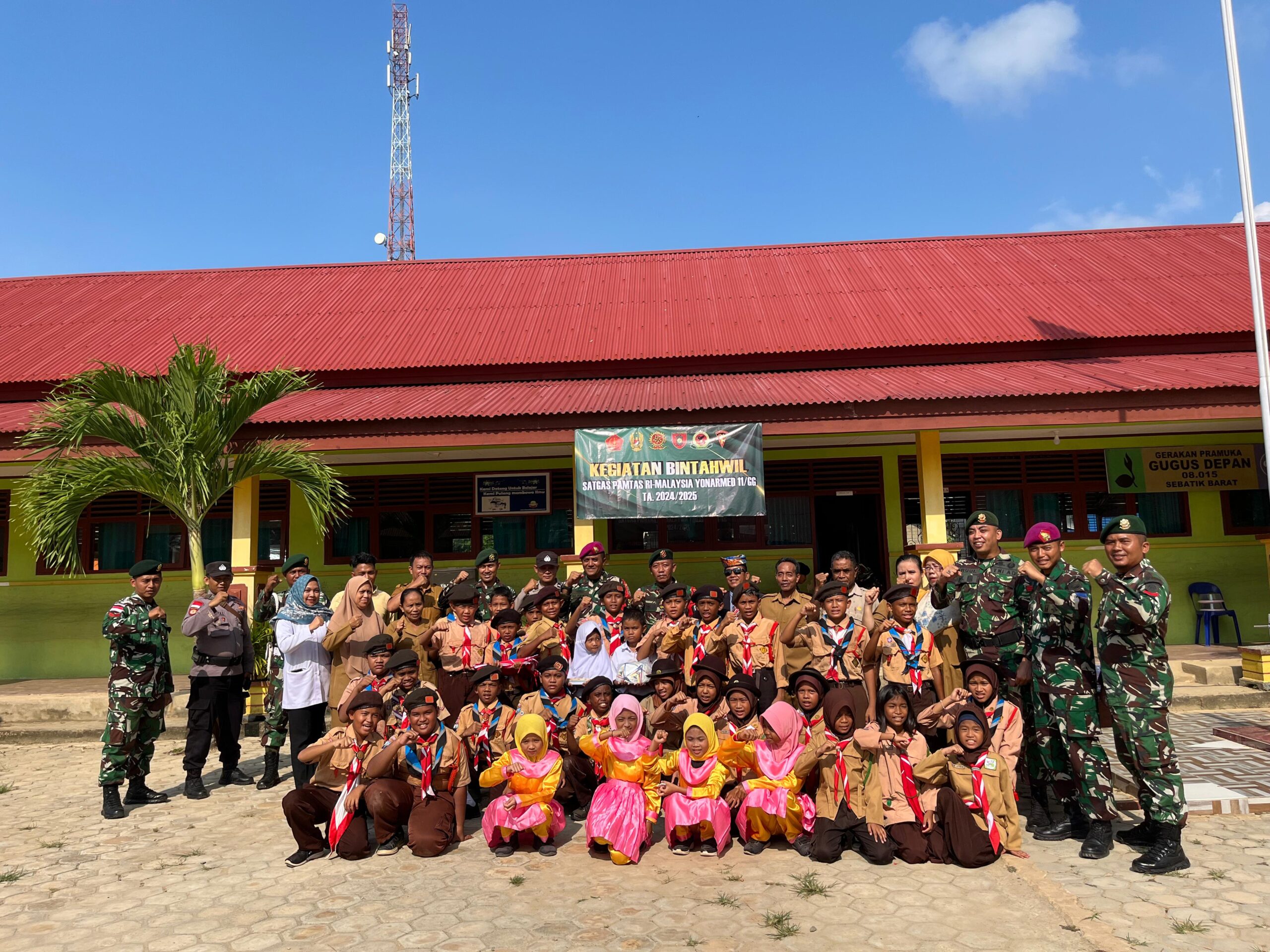 Satgas Pamtas Yonarmed 11 Kostrad Bagikan Alat Tulis di SD N 003 Sebatik Barat