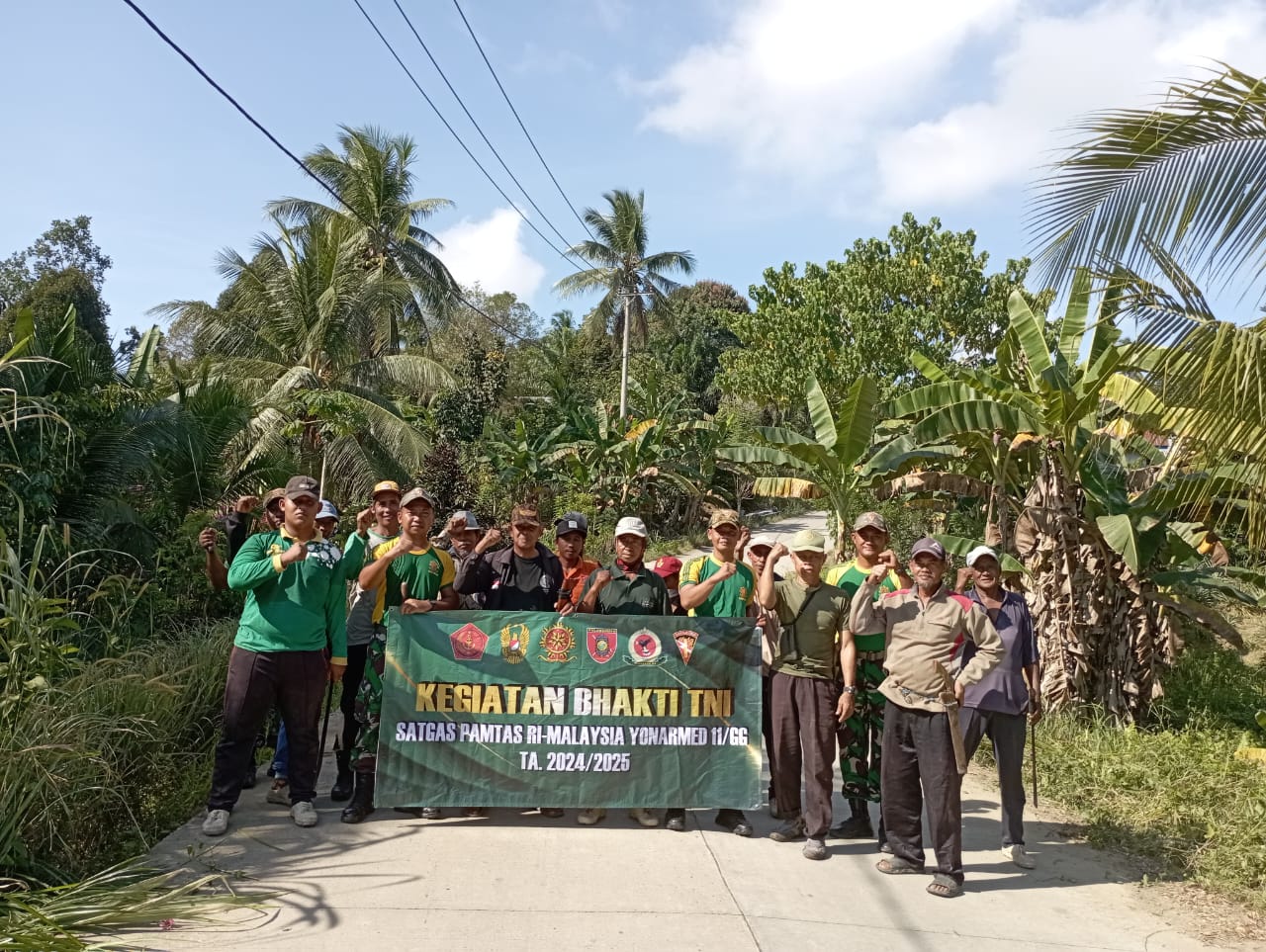 Wujudkan Lingkungan Bersih dan Tertata, Satgas Pamtas Yonarmed 11 Kostrad Gelar Karya Bakti